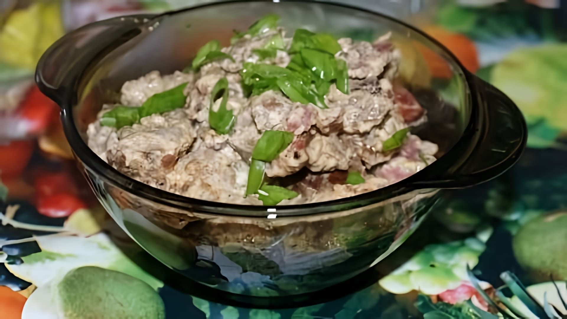 В этом видео представлен рецепт приготовления свинины со сливками и шампиньонами в мультиварке