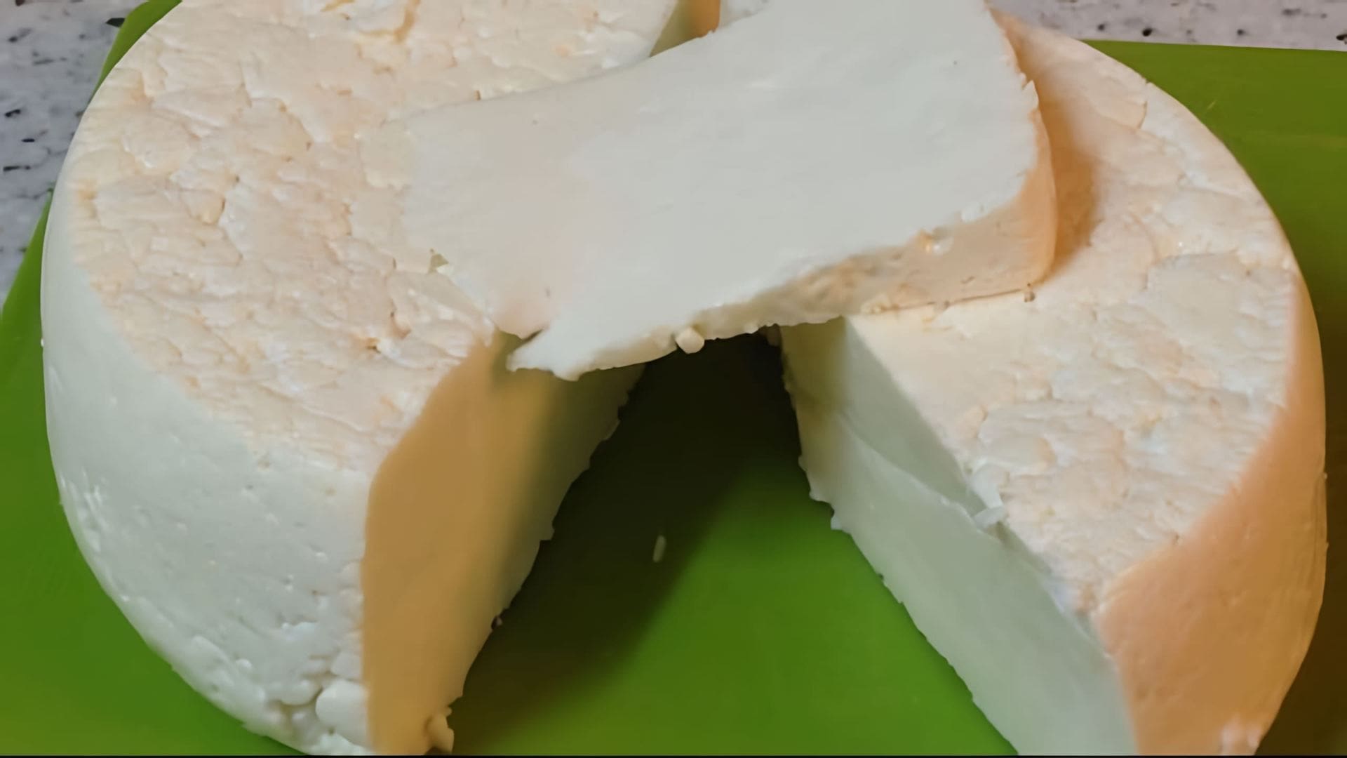 В этом видео показано, как приготовить домашний сыр из натурального коровьего молока