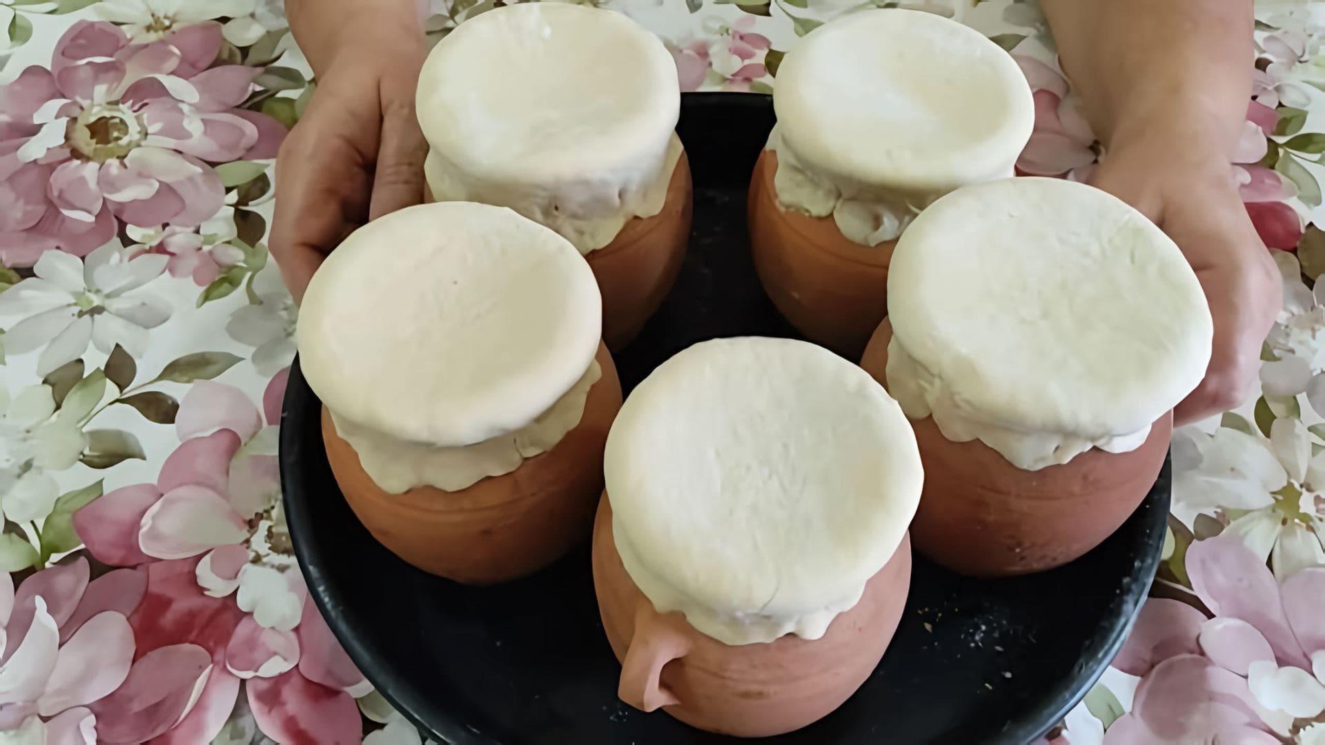 В этом видео-ролике вы увидите, как приготовить азербайджанский суп пити в горшочках