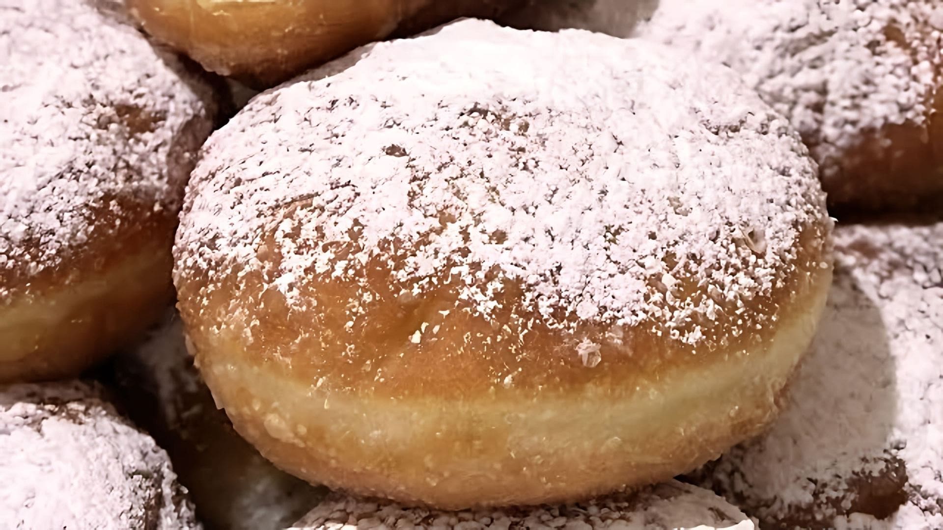 В этом видео Светлана Слободянюк готовит пончики с повидлом