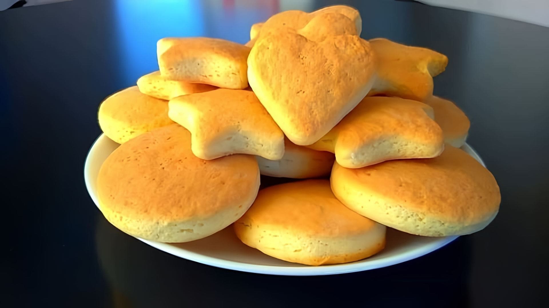 В этом видео-ролике показан процесс приготовления печенья на огуречном рассоле