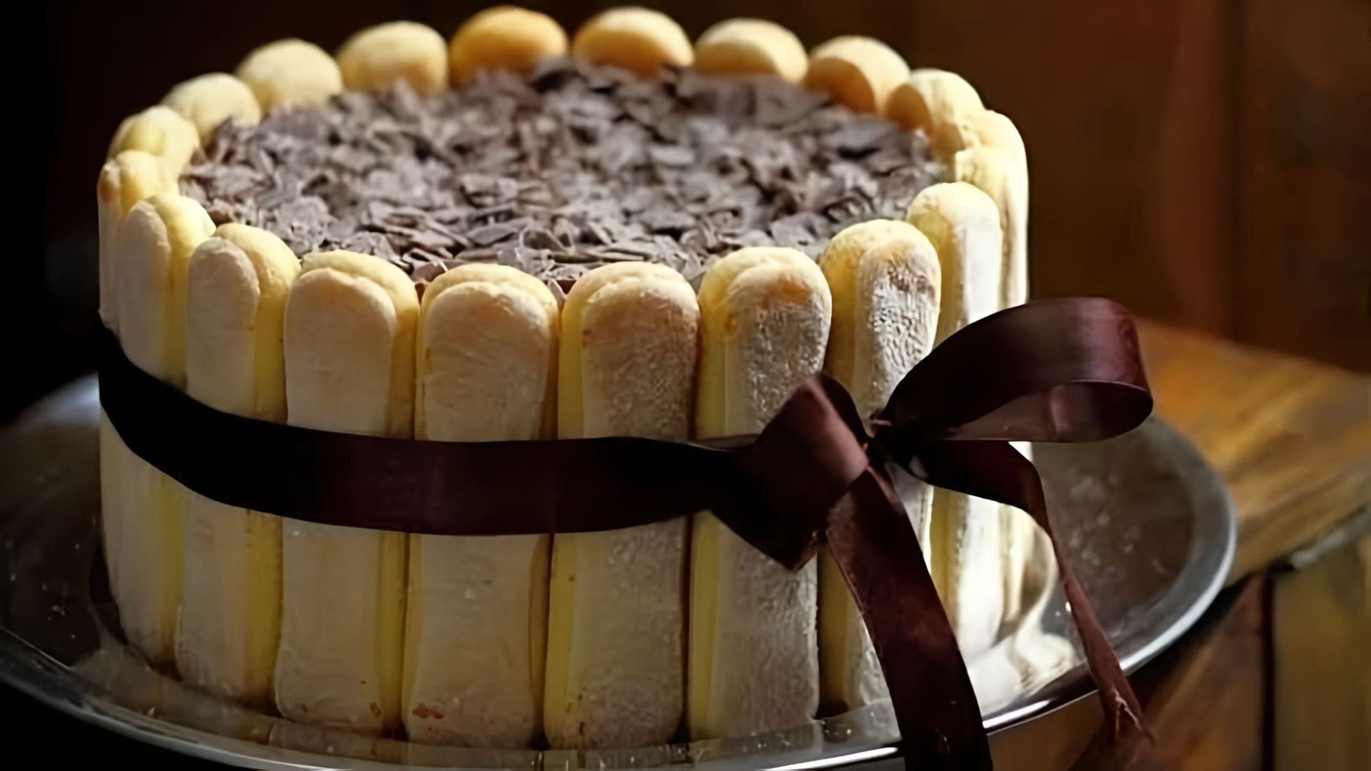 В этом видео демонстрируется рецепт приготовления нежного торта тирамису