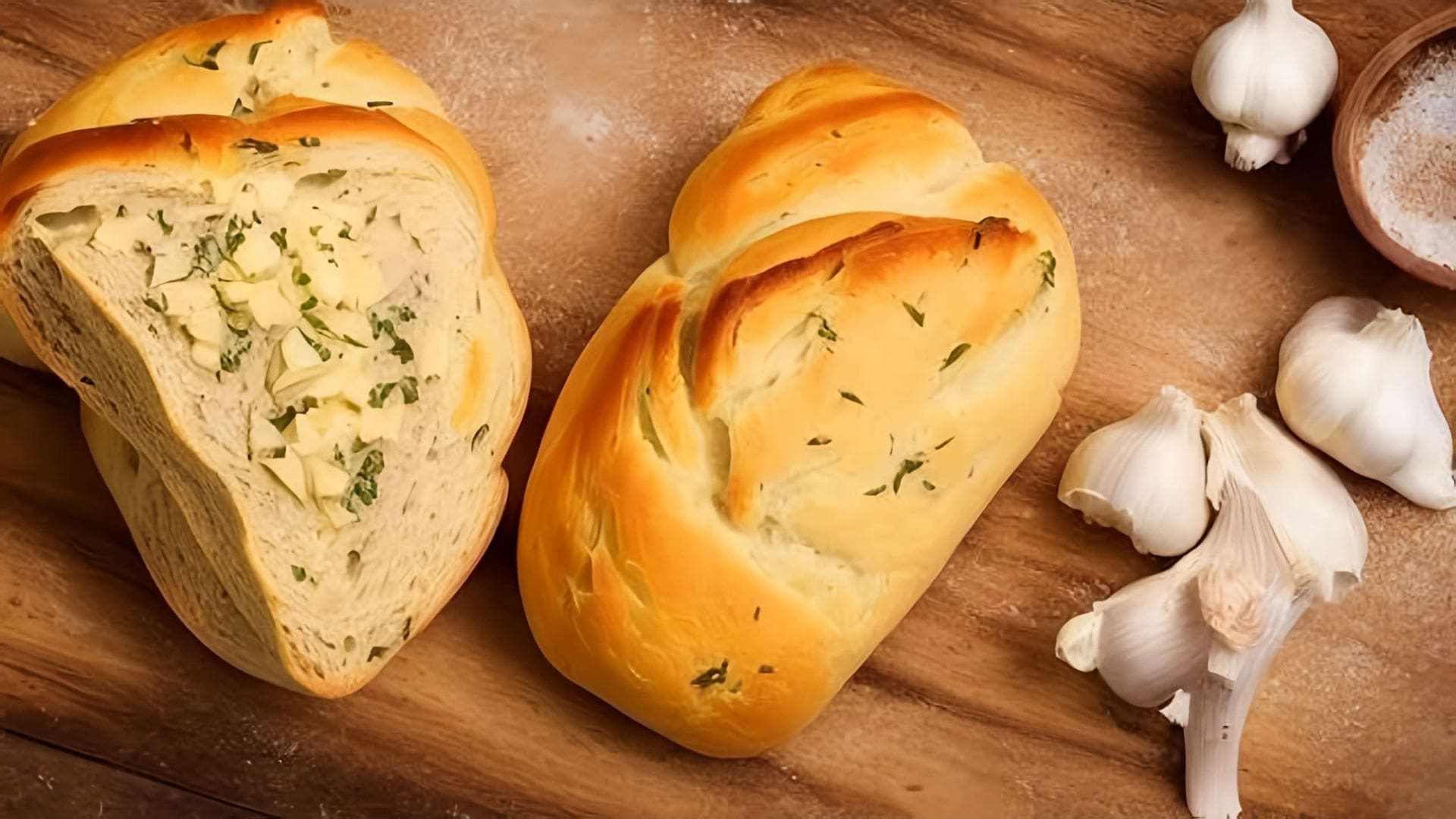 В этом видео демонстрируется процесс приготовления итальянского сырно-чесночного хлеба, который называется фокачча