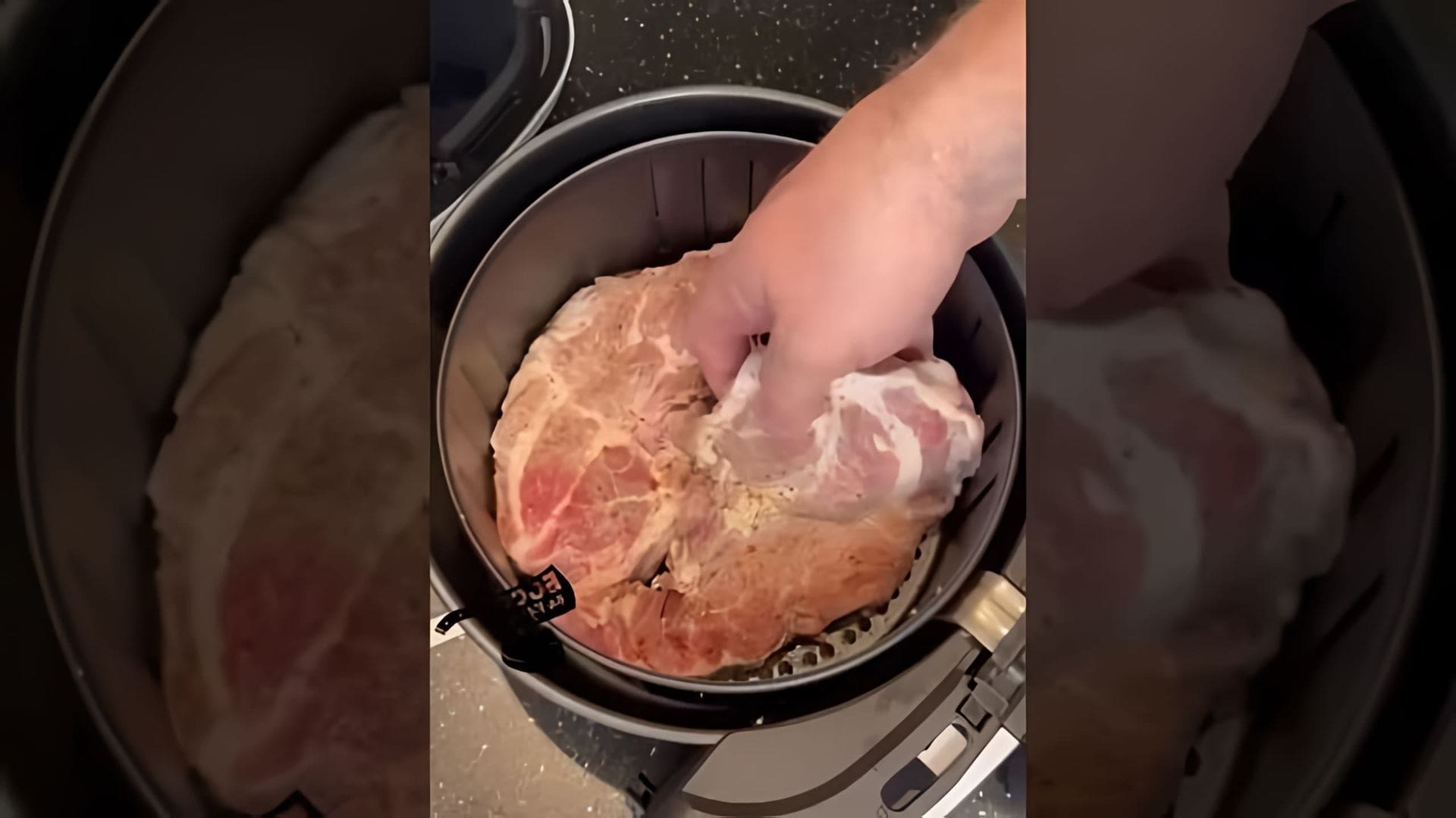 В этом видео демонстрируется рецепт приготовления стейка из свинины в аэрогриле Demiand