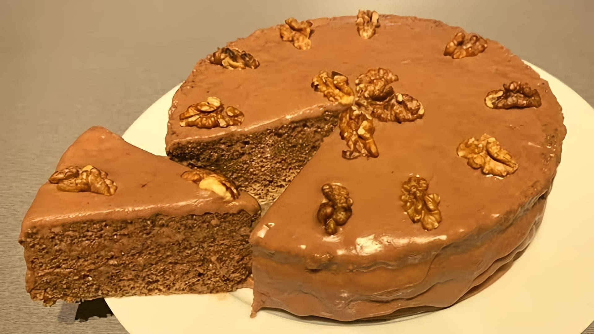 В этом видео демонстрируется рецепт орехового торта, который готовится быстро и из доступных продуктов