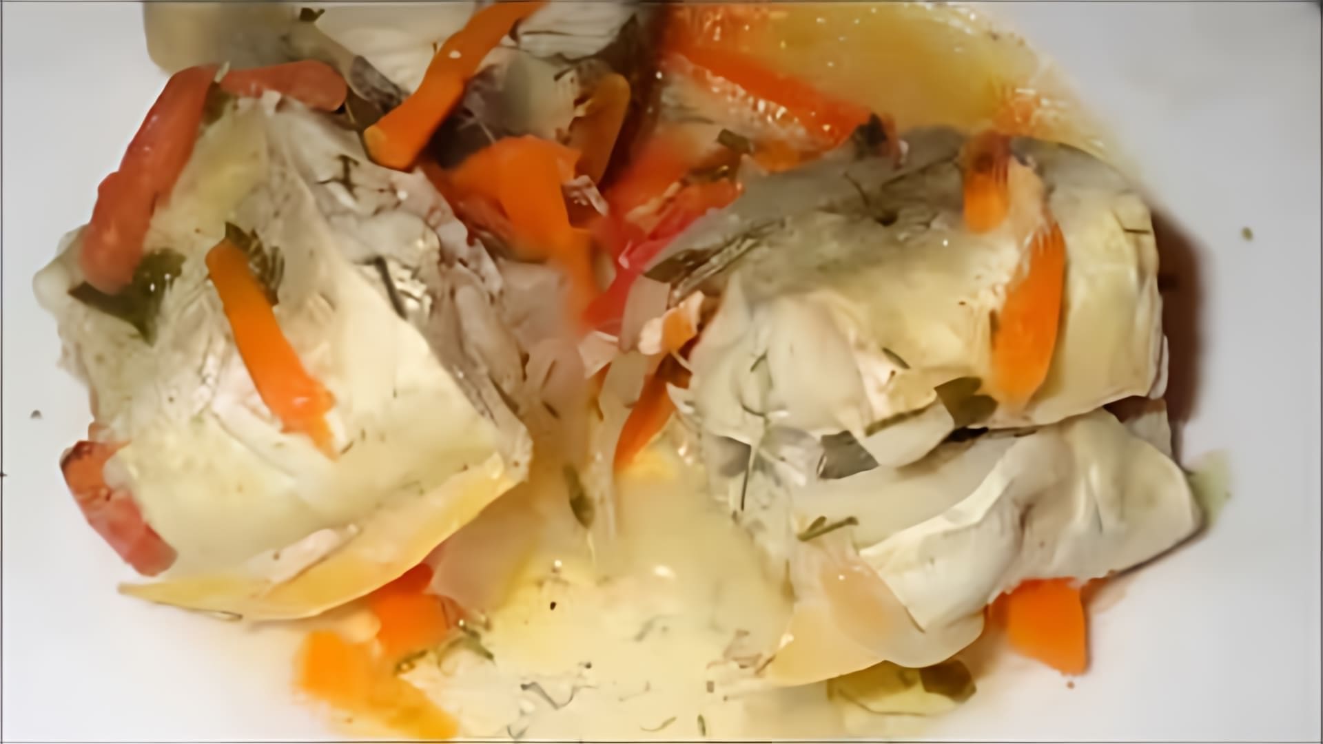 В этом видео Хелен готовит диетическую рыбу, используя навагу, морковь, лук, помидор и лимонный сок