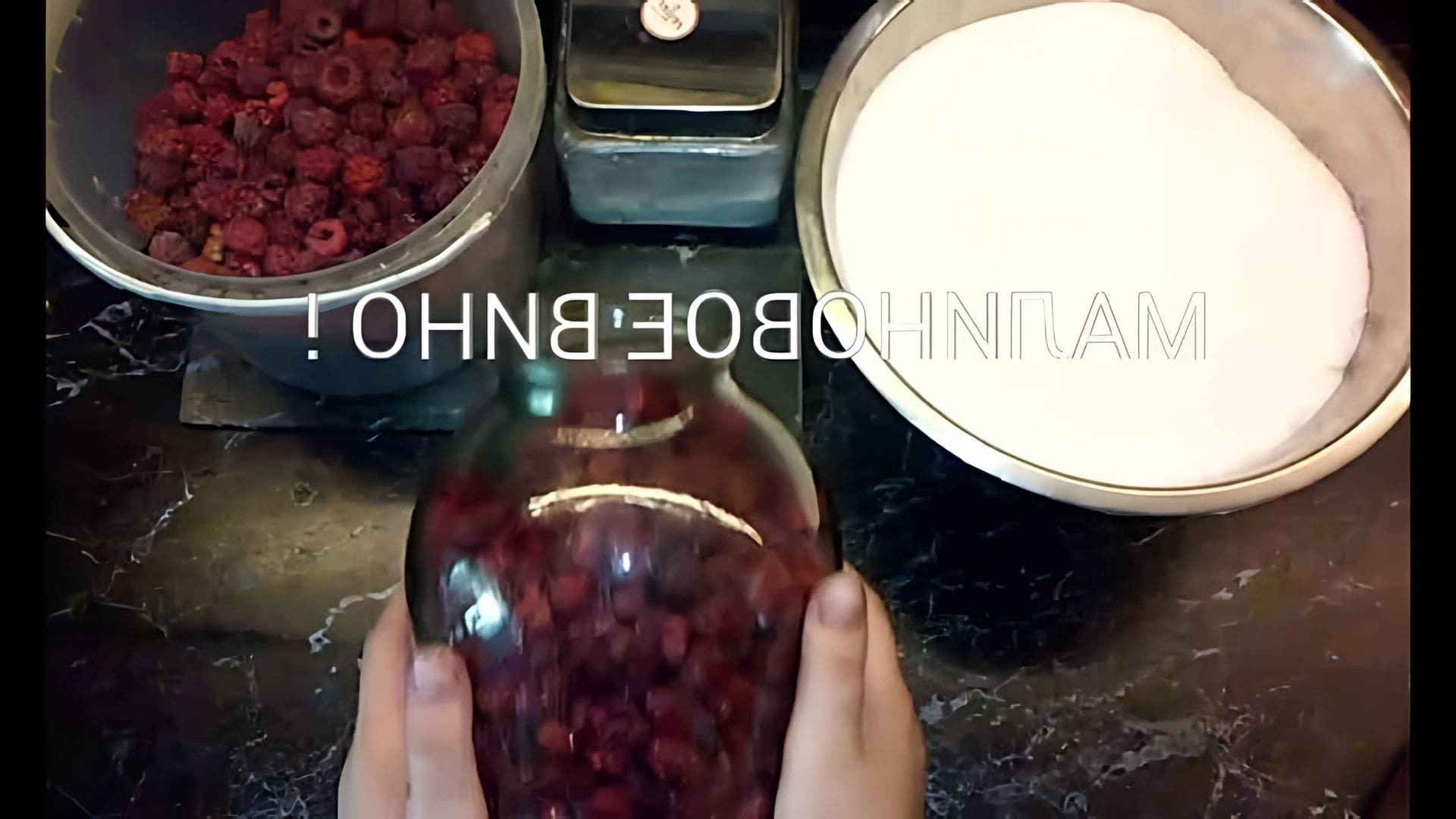 В этом видео демонстрируется процесс приготовления домашнего малинового вина