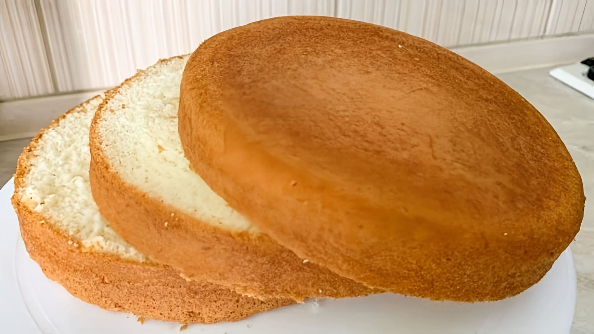 В этом видео демонстрируется простой рецепт бисквита, который получается всегда