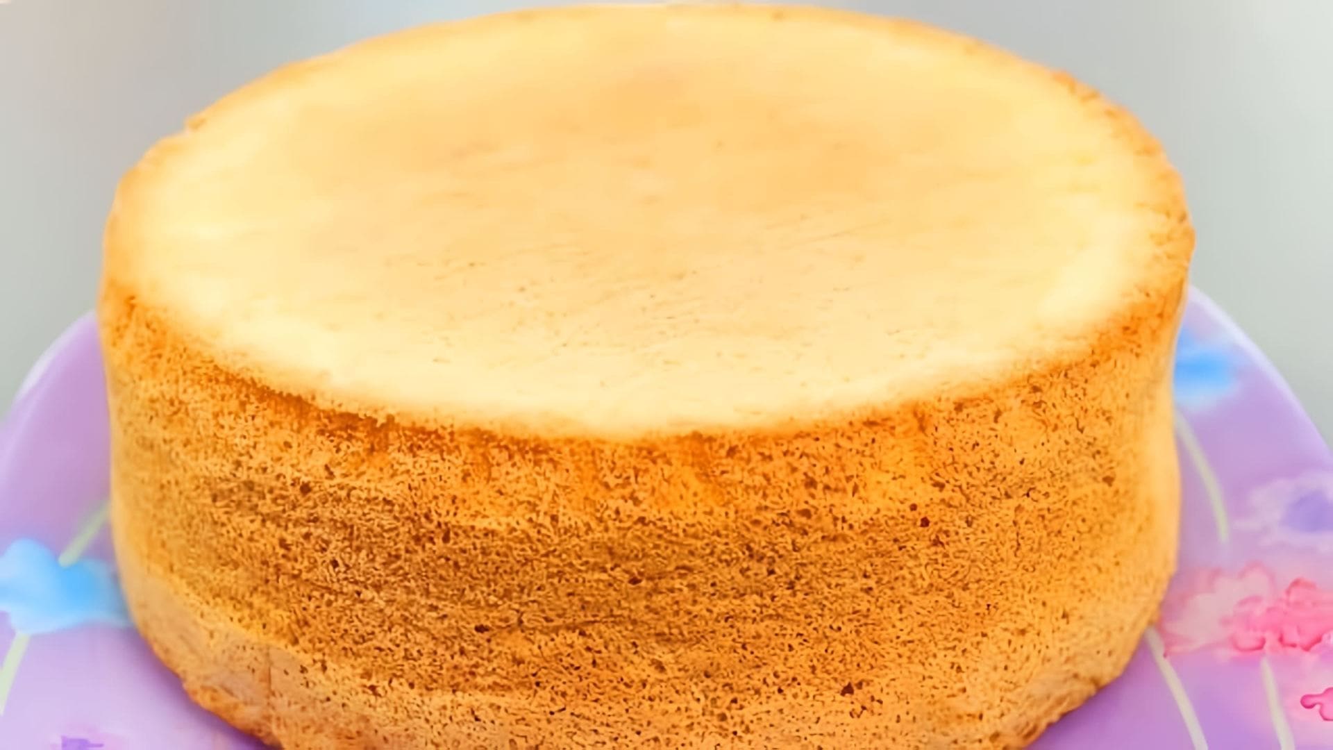 В этом видео демонстрируется простой и эффективный рецепт приготовления пышного бисквита