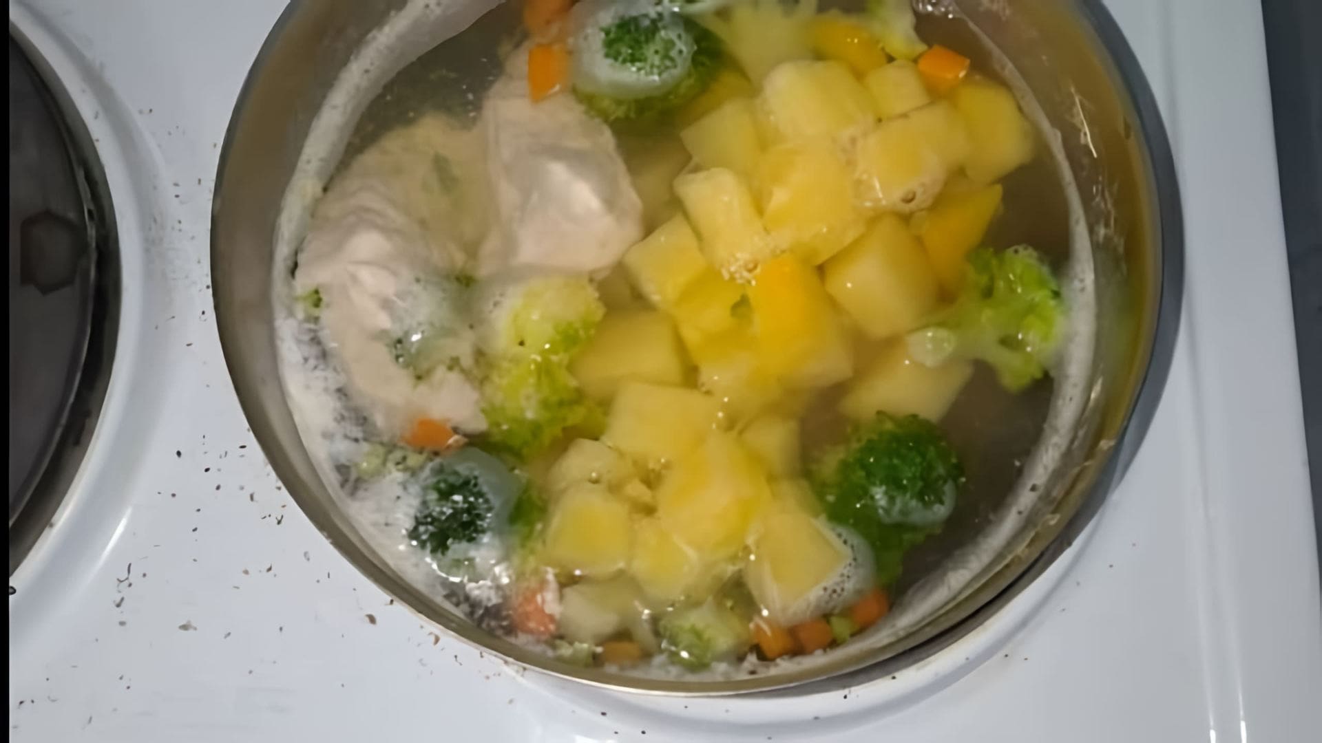 В этом видео-ролике мы покажем, как приготовить вкусный и полезный суп для малышей с 6 месяцев