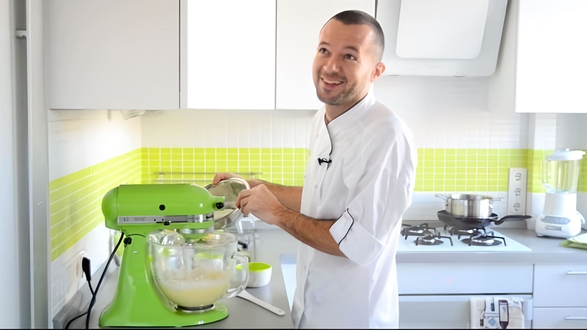 В этом видео демонстрируется процесс приготовления базового рецепта песочного теста для сладких тортов и тарталеток