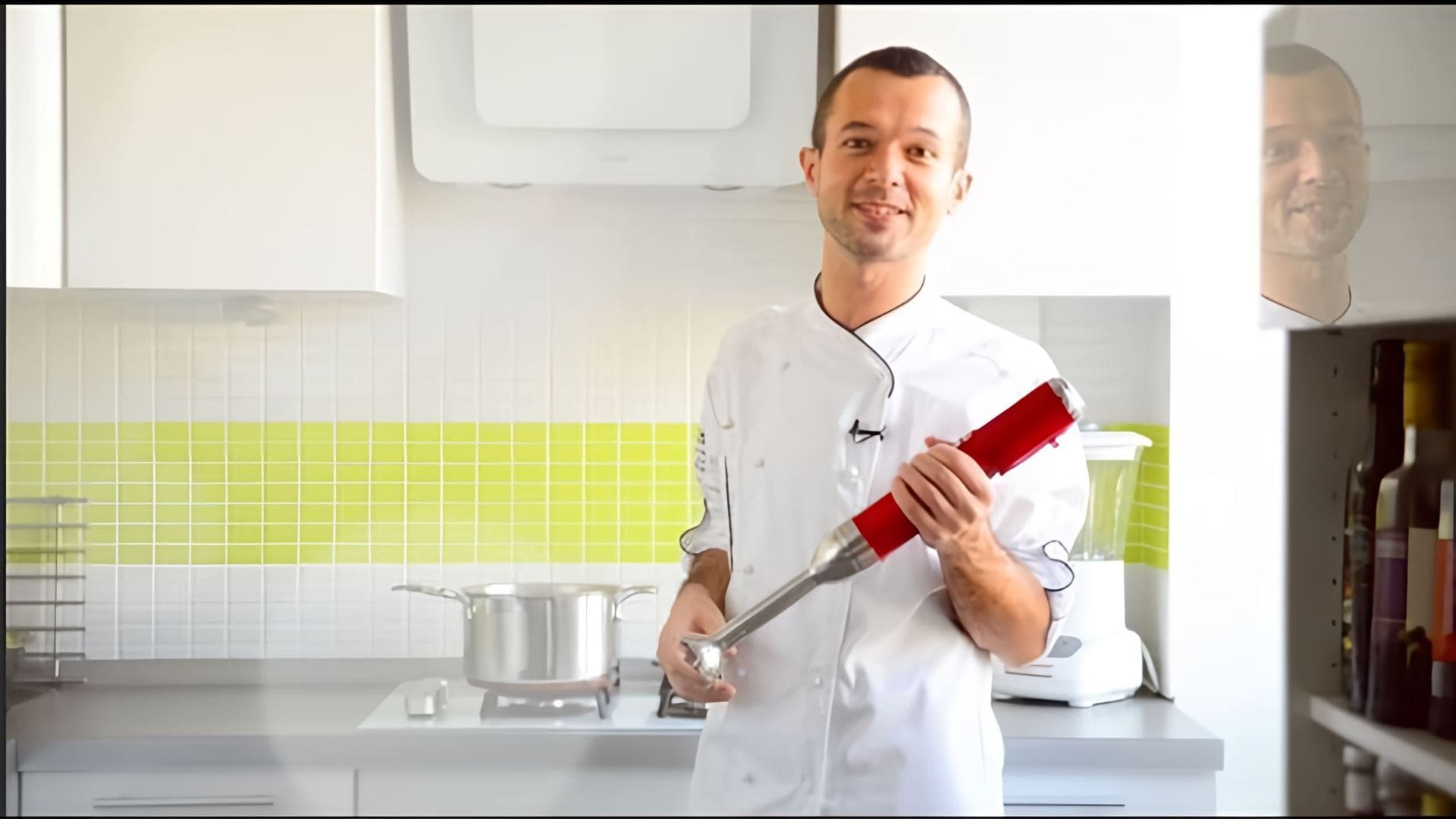 В этом видео демонстрируется процесс приготовления супа-пюре "Velouté Dubarry", который является французской классикой