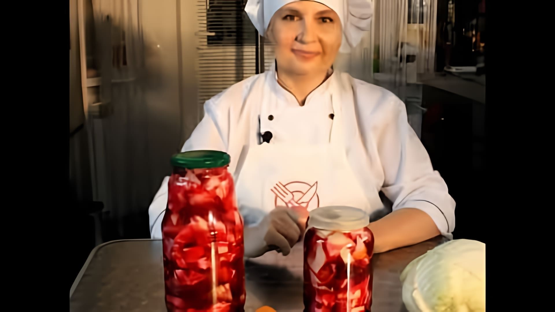 В этом видео демонстрируется процесс приготовления маринованной капусты с морковью и свеклой