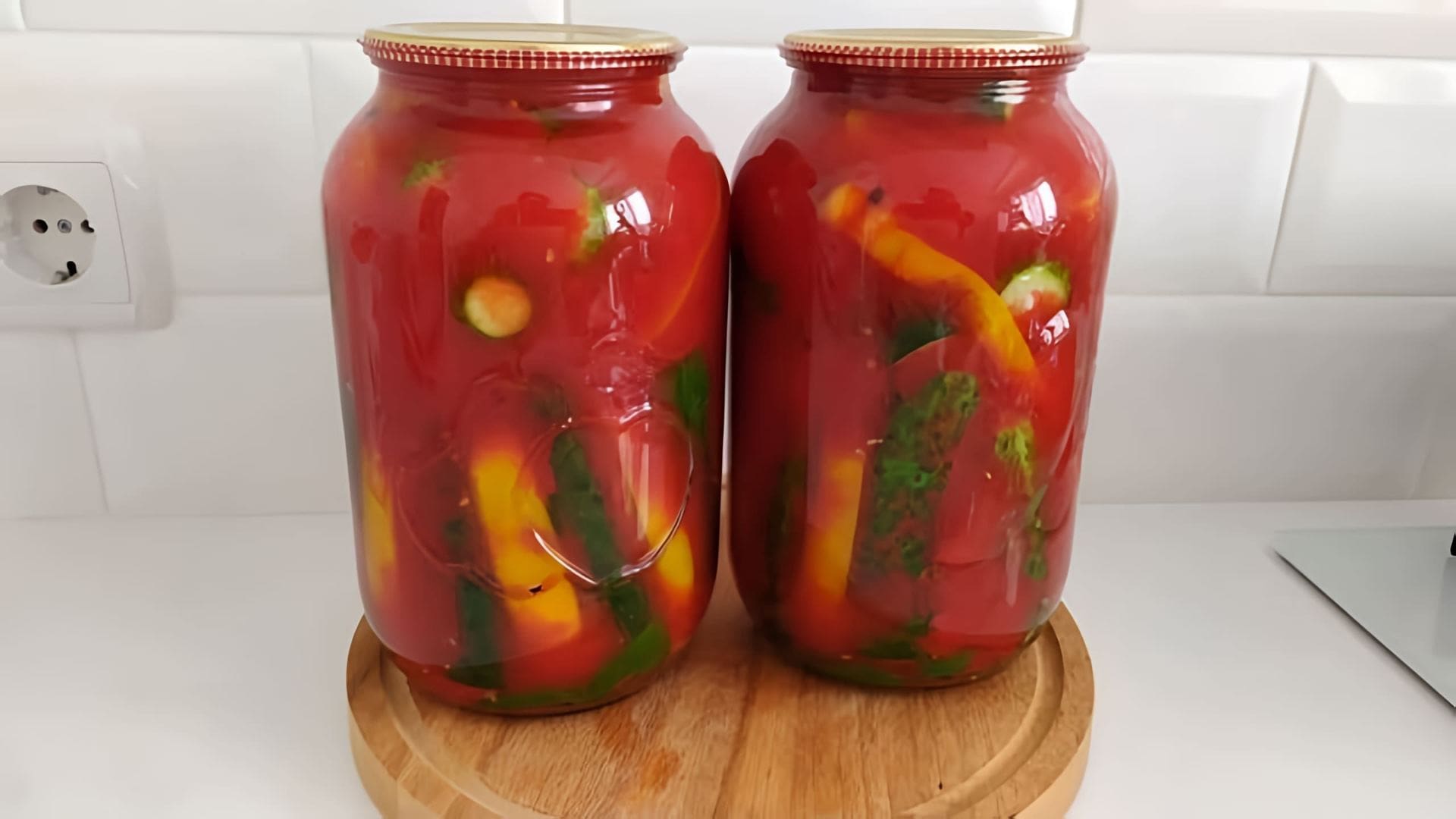 В этом видео-ролике вы увидите, как приготовить хрустящие огурцы в томатном соке на зиму без использования уксуса