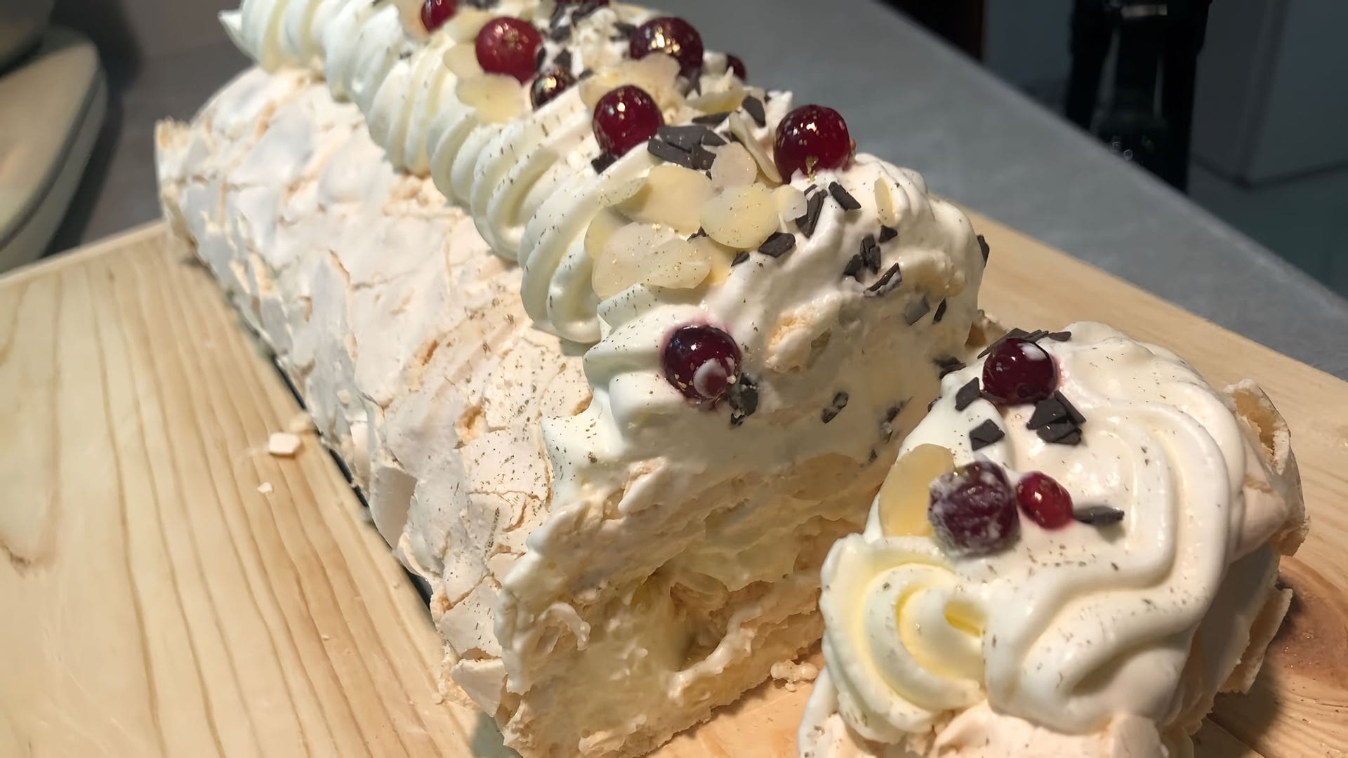 Меренговый рулет домашнее фото. Меренговый рулет с манго и клубникой. Меренговый рулет карамельный. Меренговый рулет красный. Самый лучший меренговый рулет.