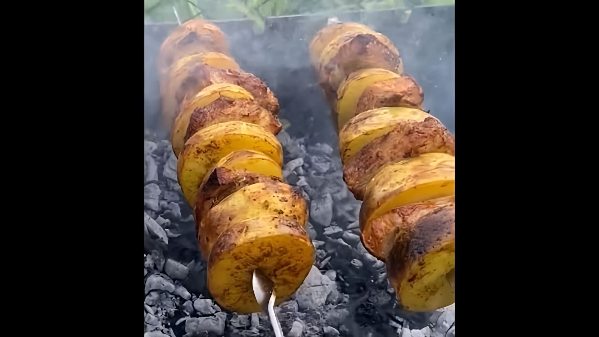 В этом видео-ролике демонстрируется процесс приготовления вкусной и ароматной картошки с салом на углях