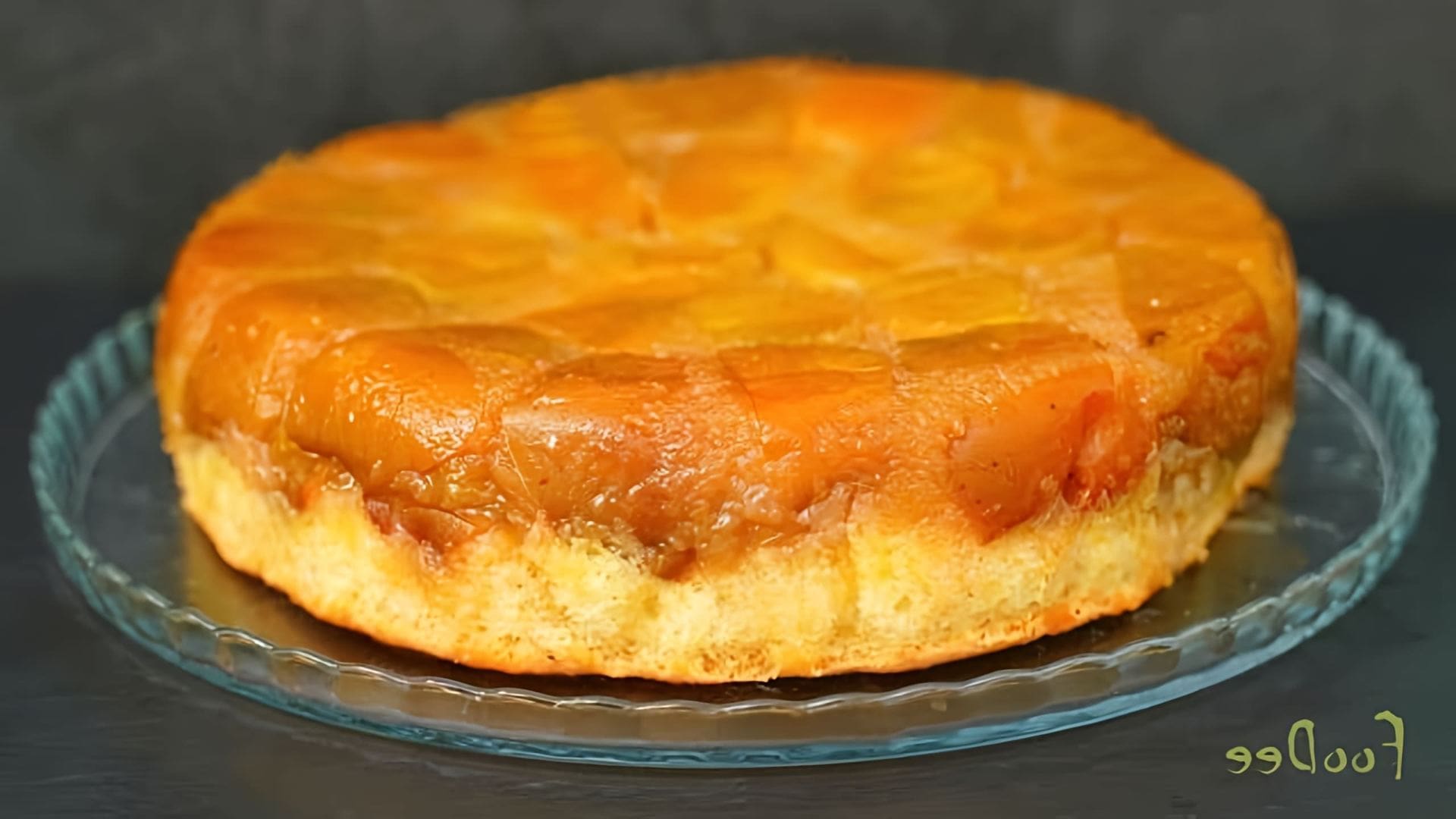 В этом видео демонстрируется рецепт яблочного янтарного пирога по рецепту Татьяны Толстой