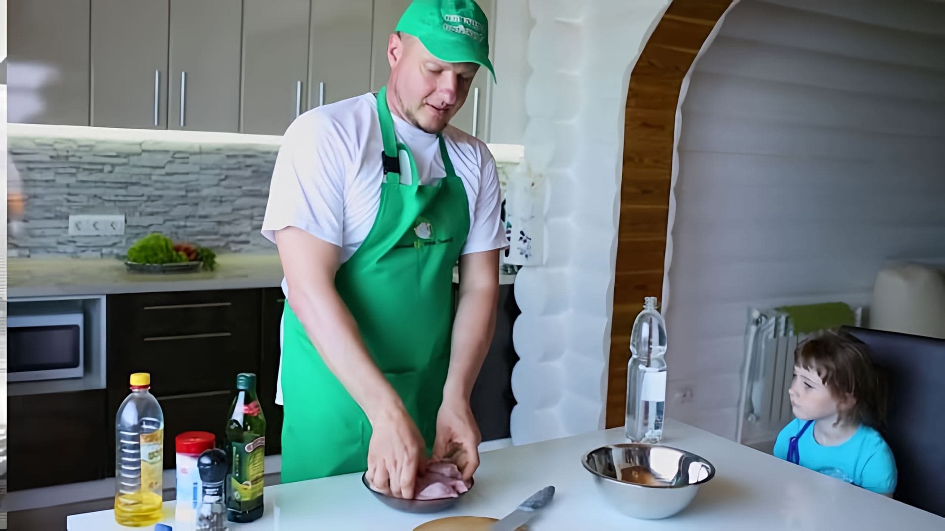 В данном видео демонстрируется рецепт стейка из филе грудки индейки