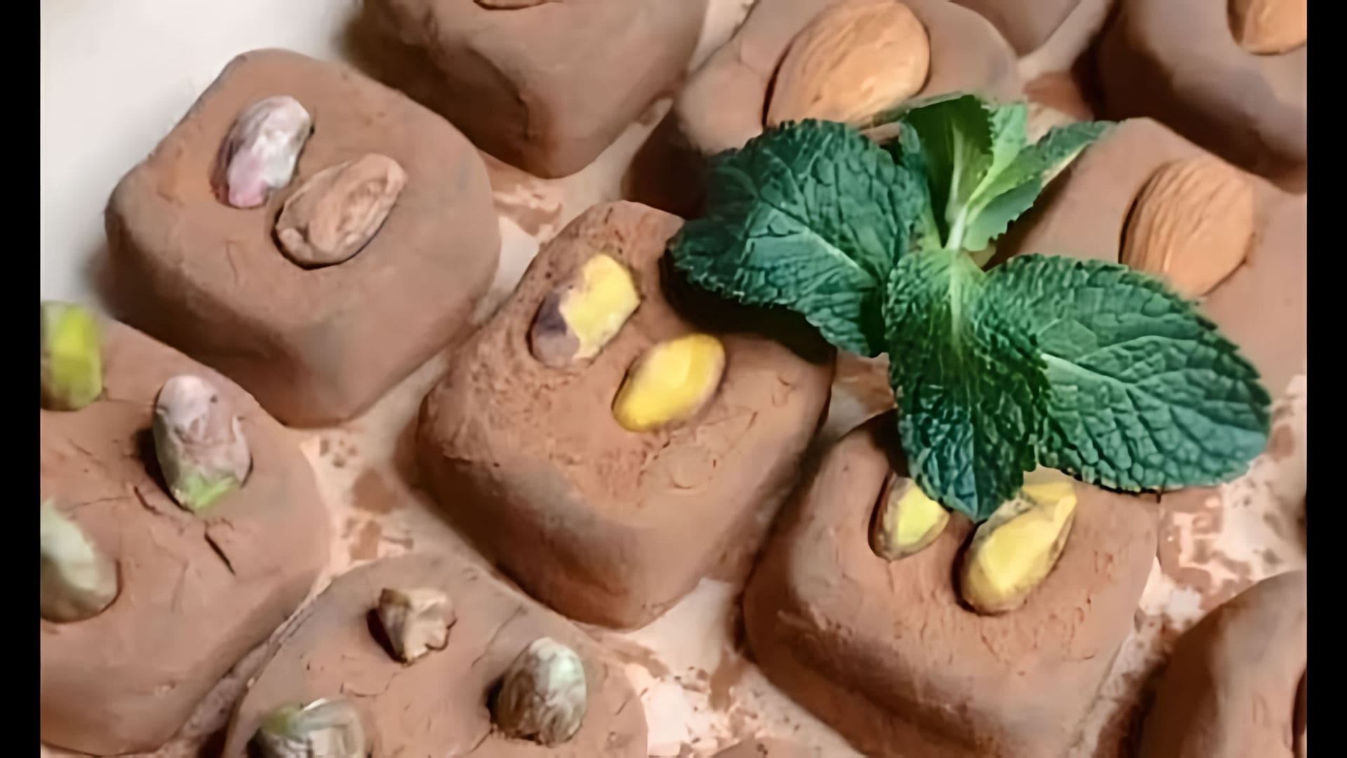 В этом видео демонстрируется рецепт приготовления шоколадных трюфелей из сгущенного молока и какао