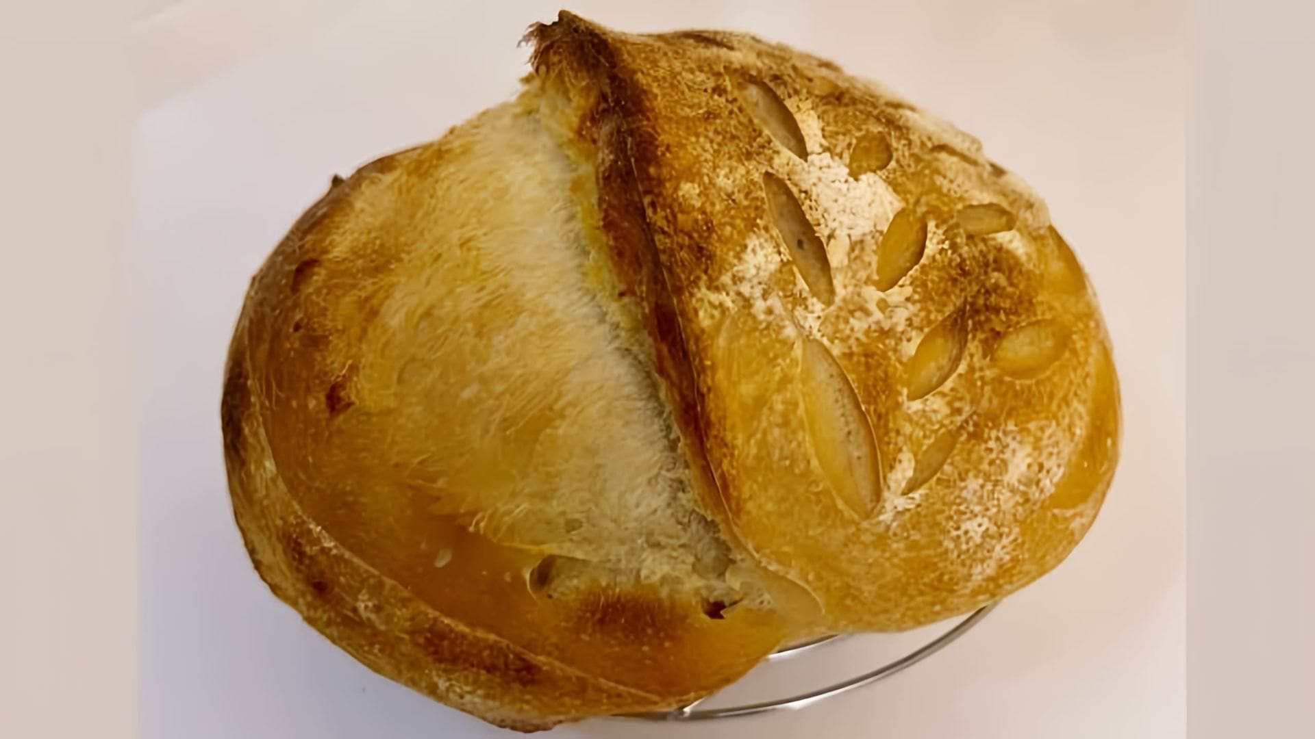 В этом видео демонстрируется процесс приготовления французского деревенского хлеба