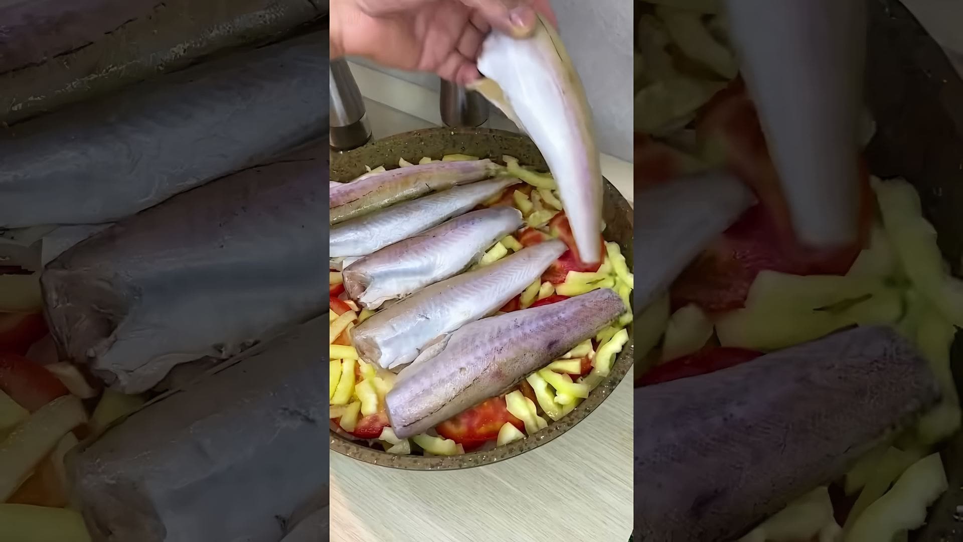В этом видео демонстрируется рецепт приготовления сочного минтая с овощами на сковороде