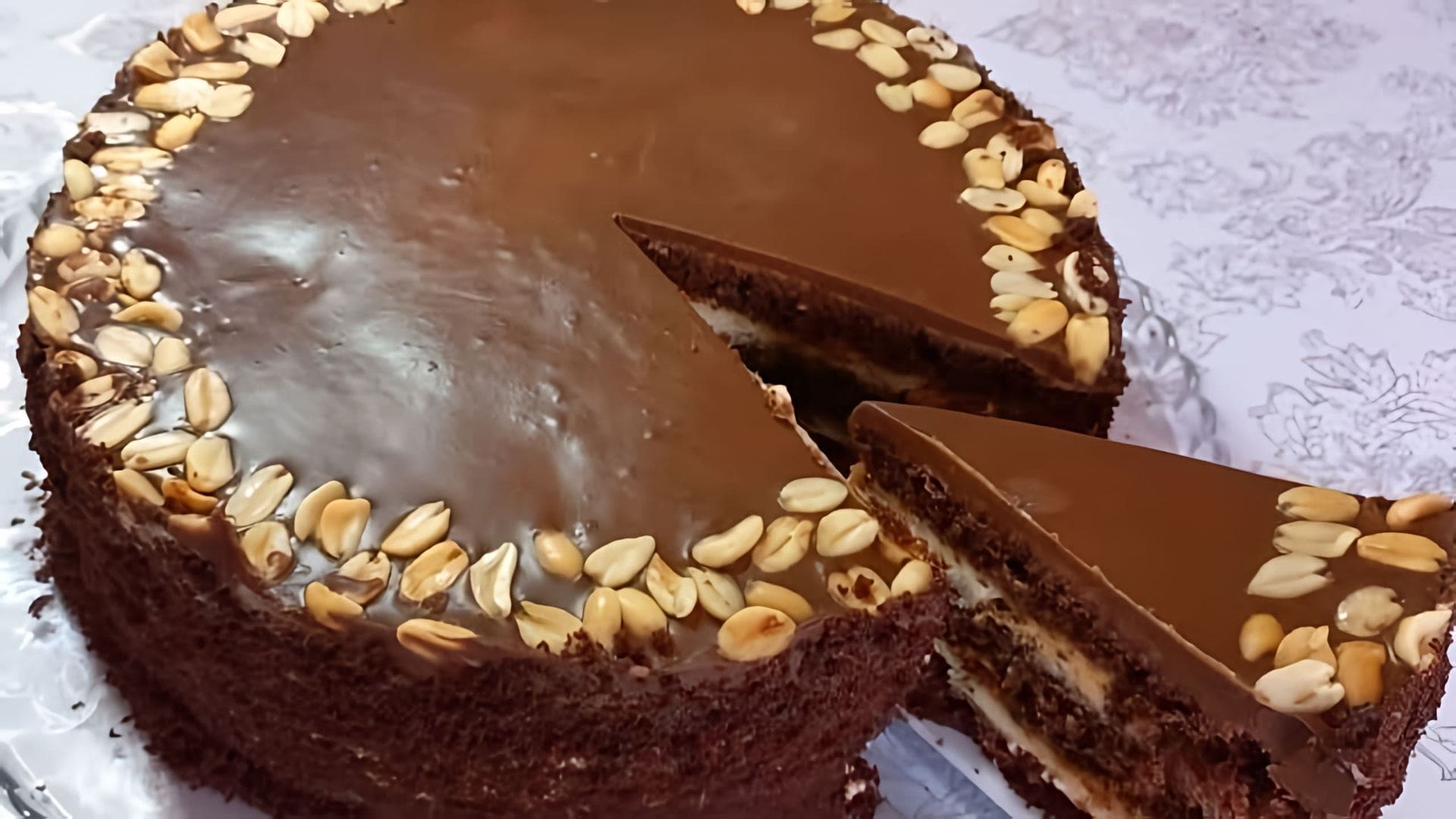 В этом видео демонстрируется рецепт приготовления шоколадного торта, напоминающего по вкусу торт "Сникерс"