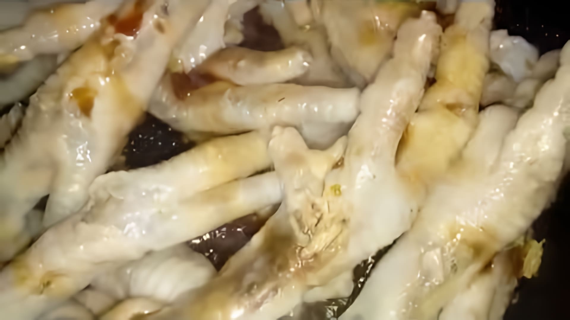 В этом видео демонстрируется рецепт приготовления куриных лапок