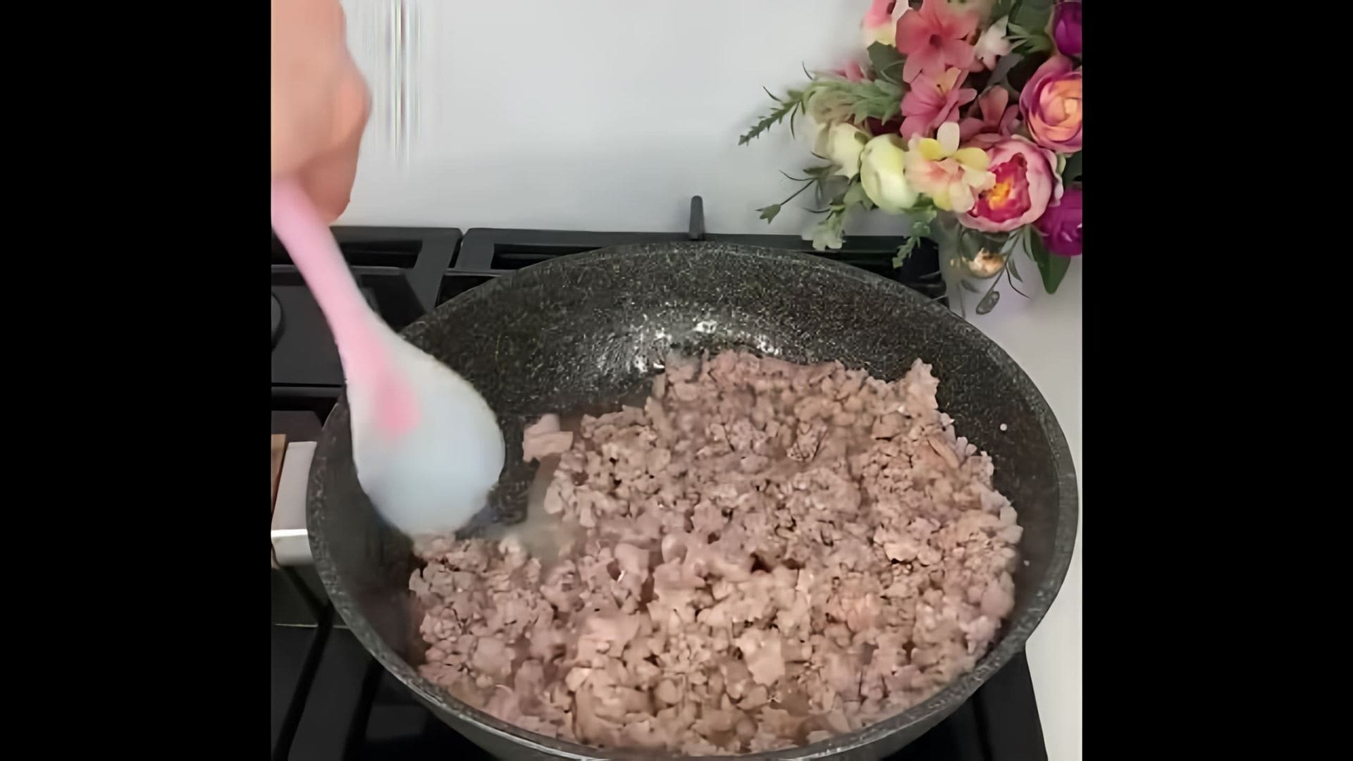 В данном видео демонстрируется процесс приготовления лазаньи с фаршем