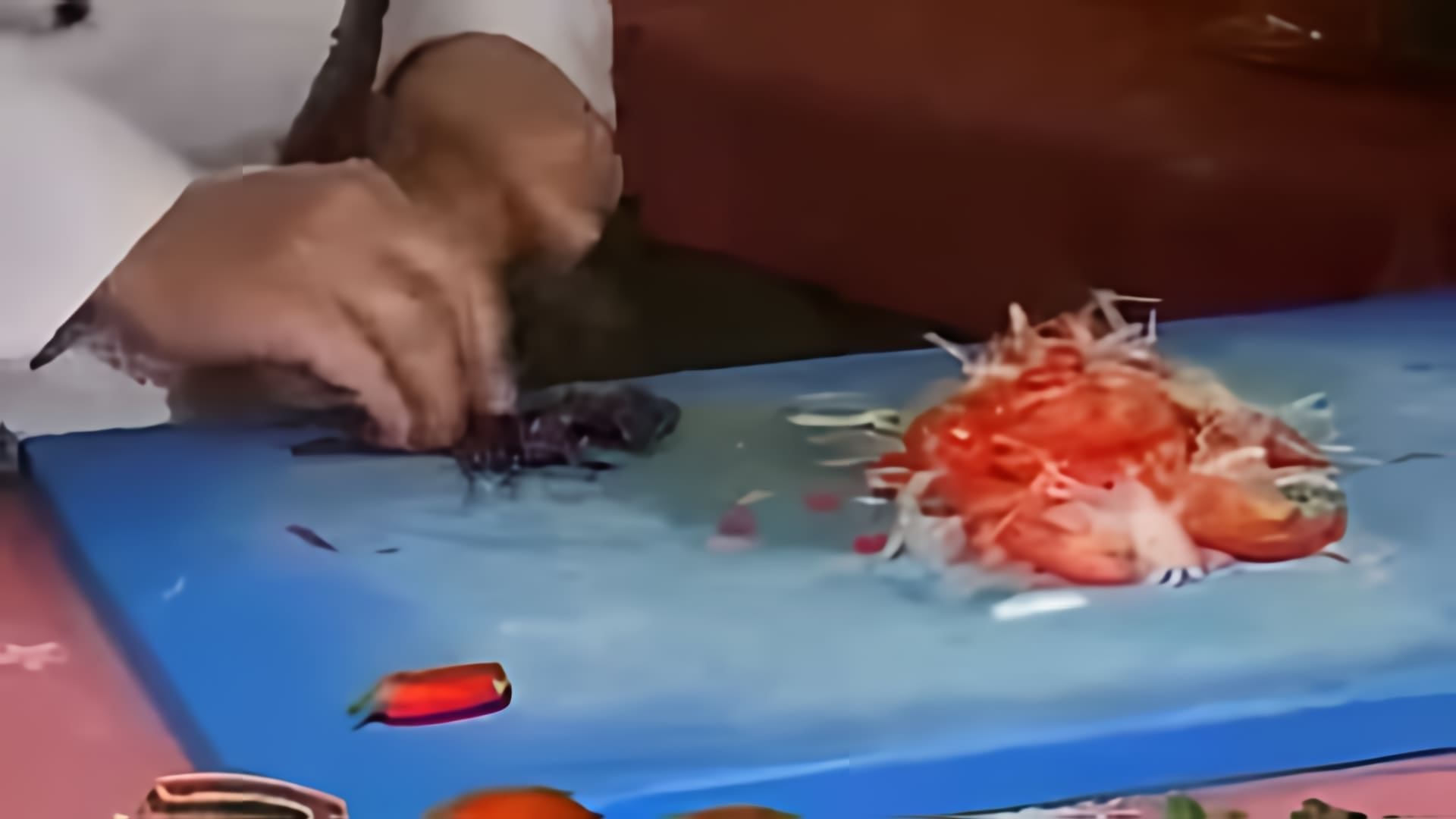В этом видео шеф-повар Рустам Аскарович готовит салат "Ачучук" в ресторане "Золотая Бухара"