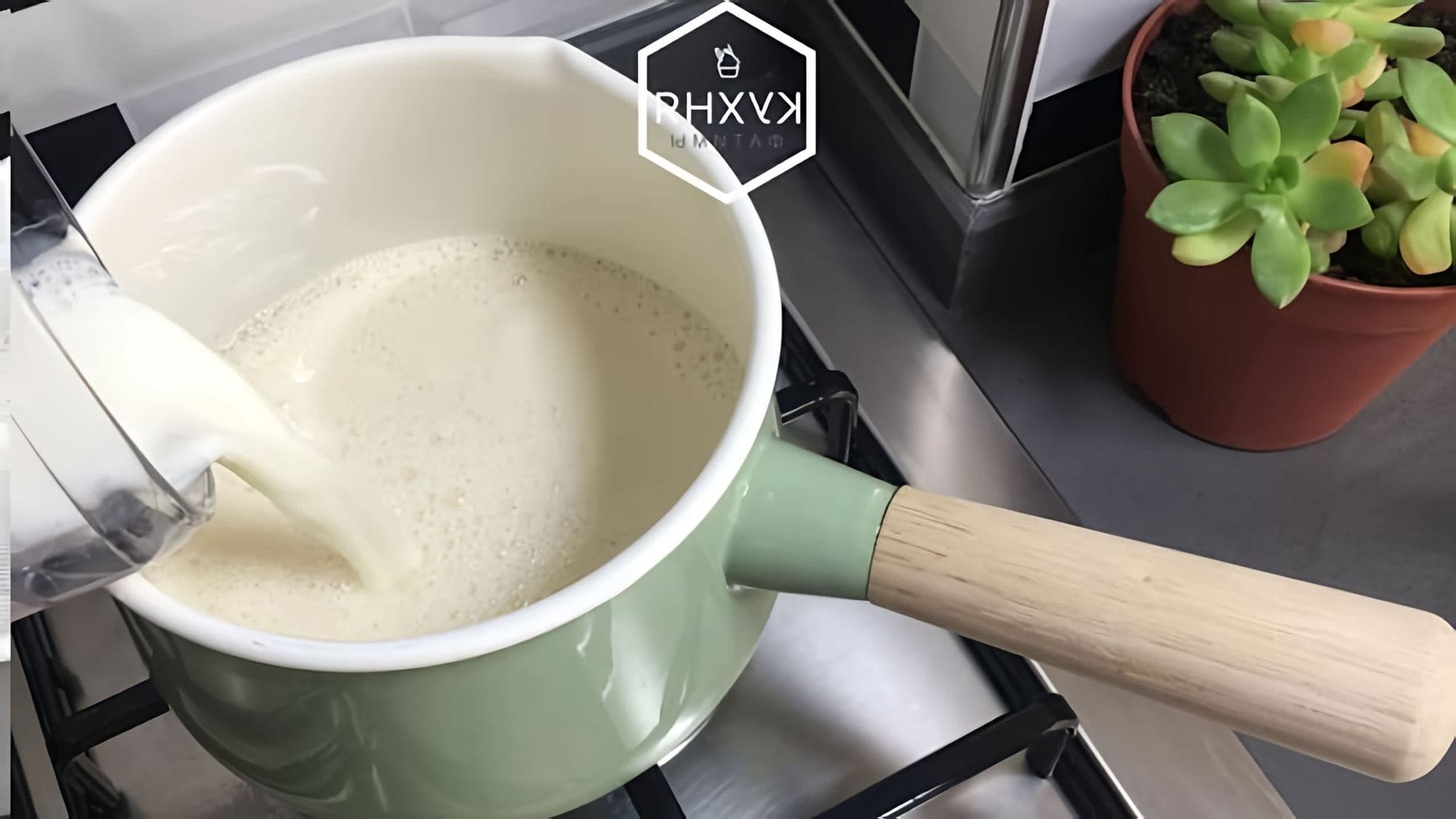 В этом видео демонстрируется рецепт приготовления заварного крема без крахмала