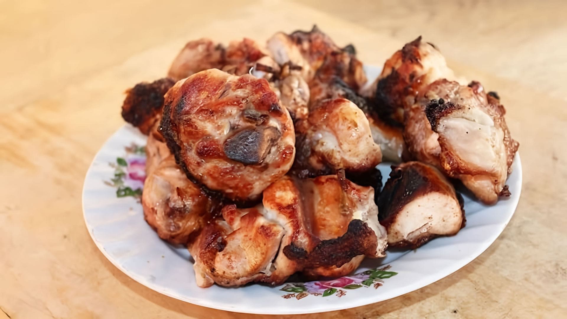 Видео рецепт куриного шашлыка, замаринованного в уксусе. Берем целую курицу, нарезаем ее на порционные куски, ... 