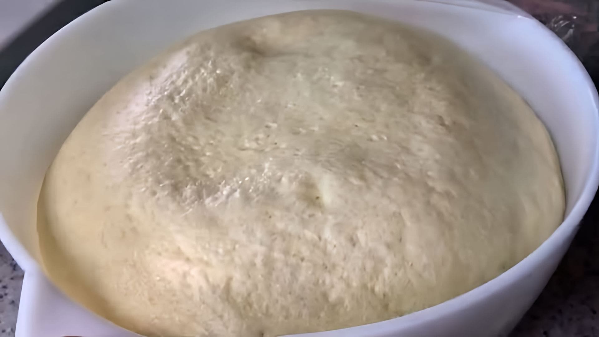 В этом видео демонстрируется процесс приготовления постного картофельного теста