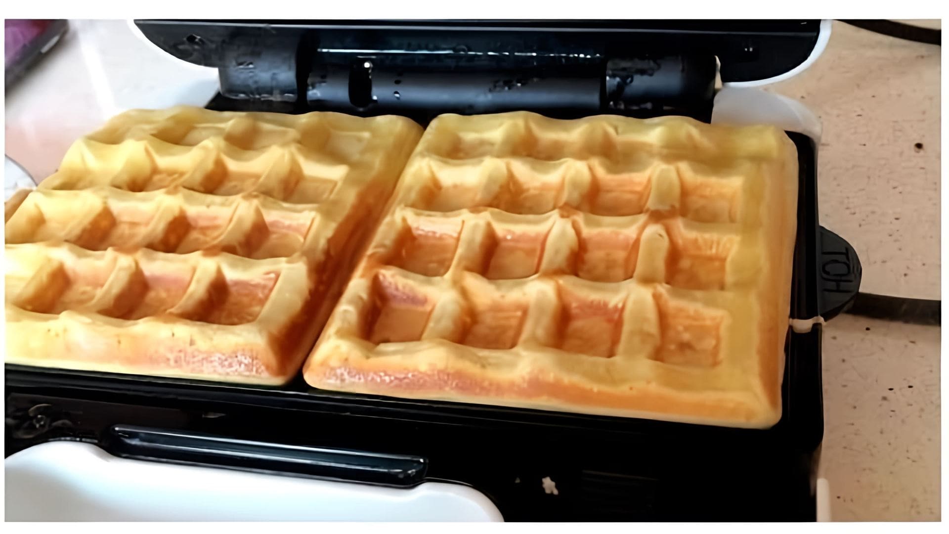 Вафли в электровафельнице с молоком. Венские вафли в электровафельнице. Льежские вафли. Вафли лесная быль. Вафельница для венских вафель.