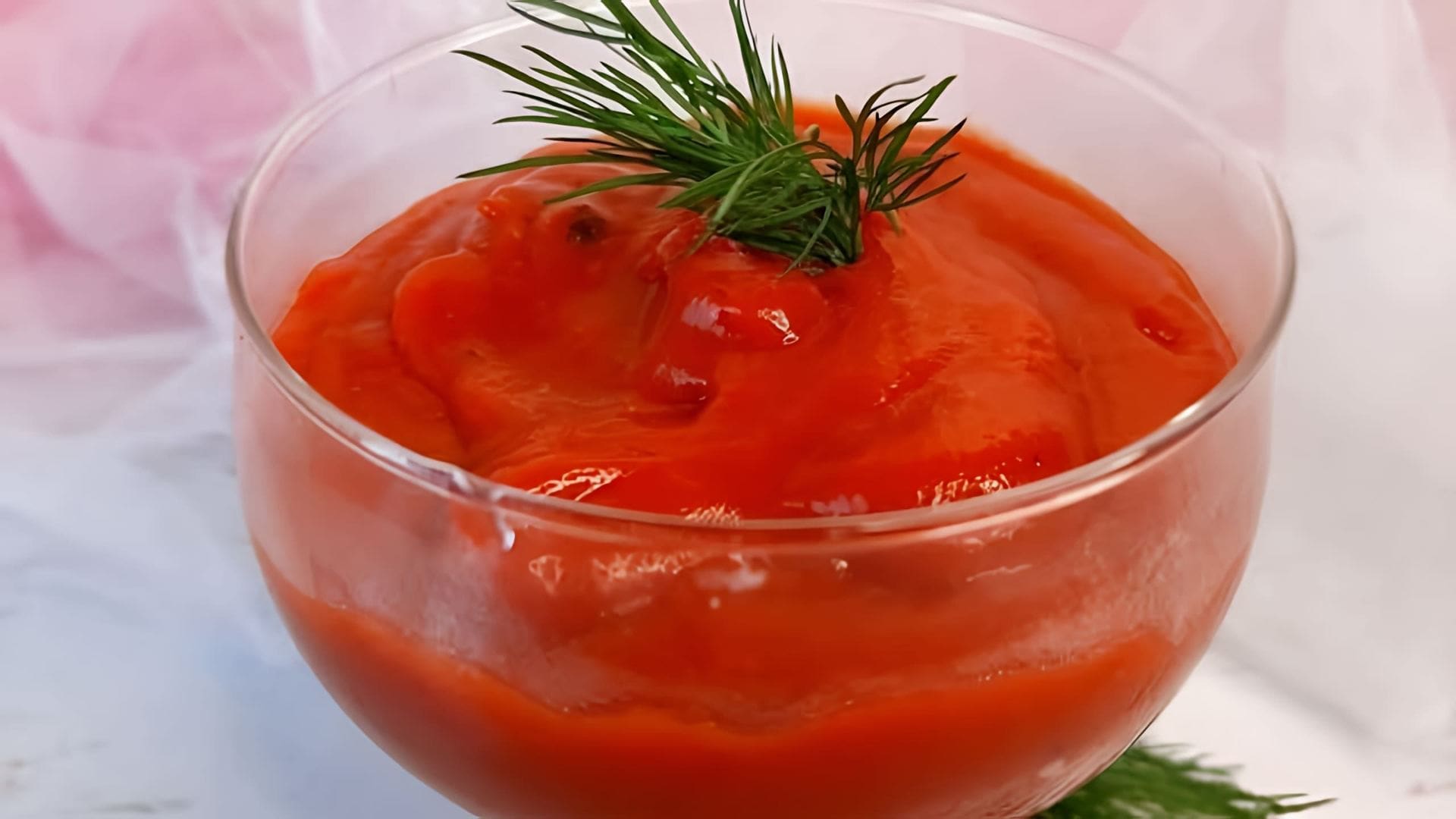 В этом видео демонстрируется процесс приготовления томатного соуса из томатной пасты