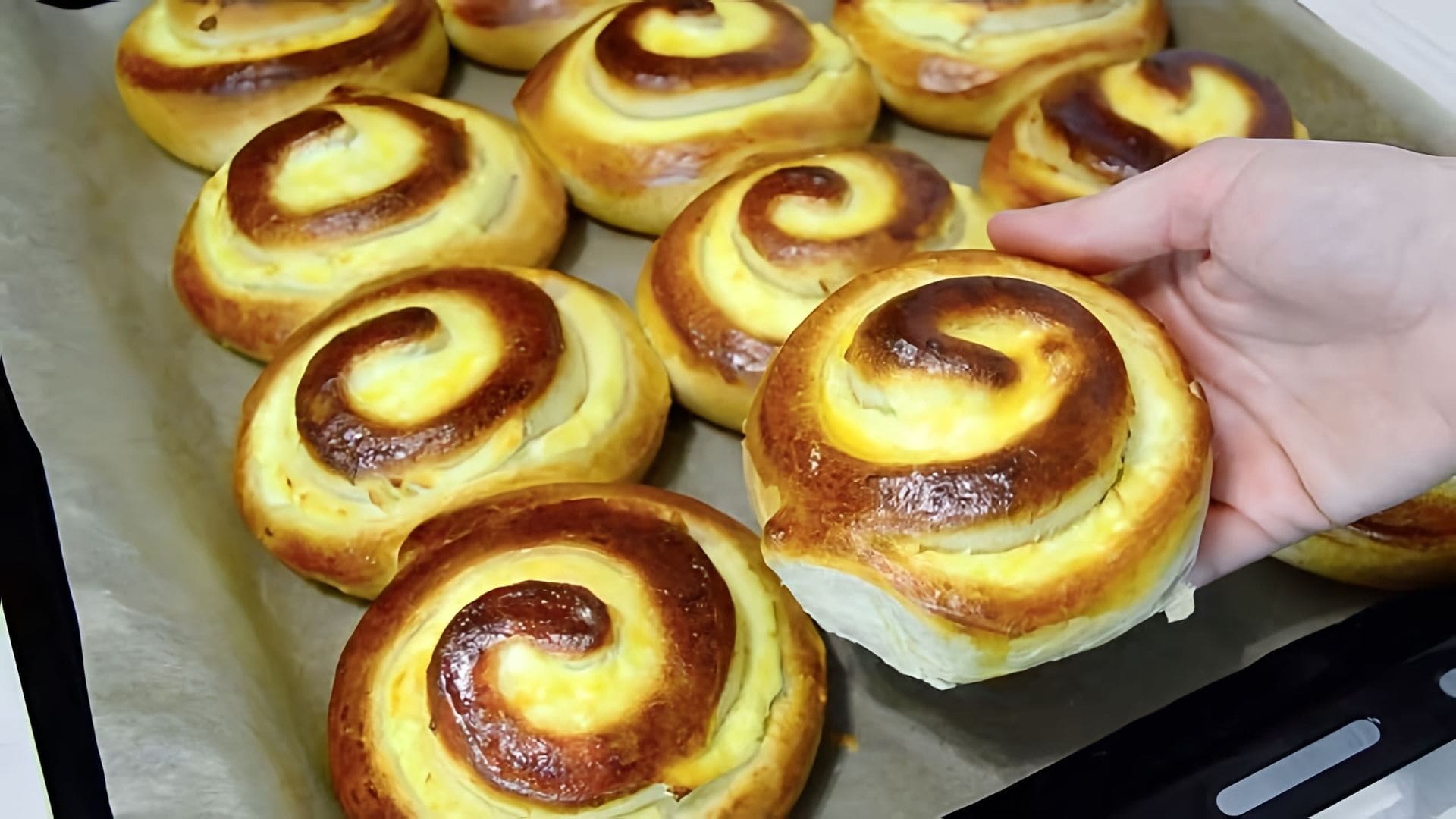 В этом видео демонстрируется процесс приготовления нежнейших булочек с творожной начинкой