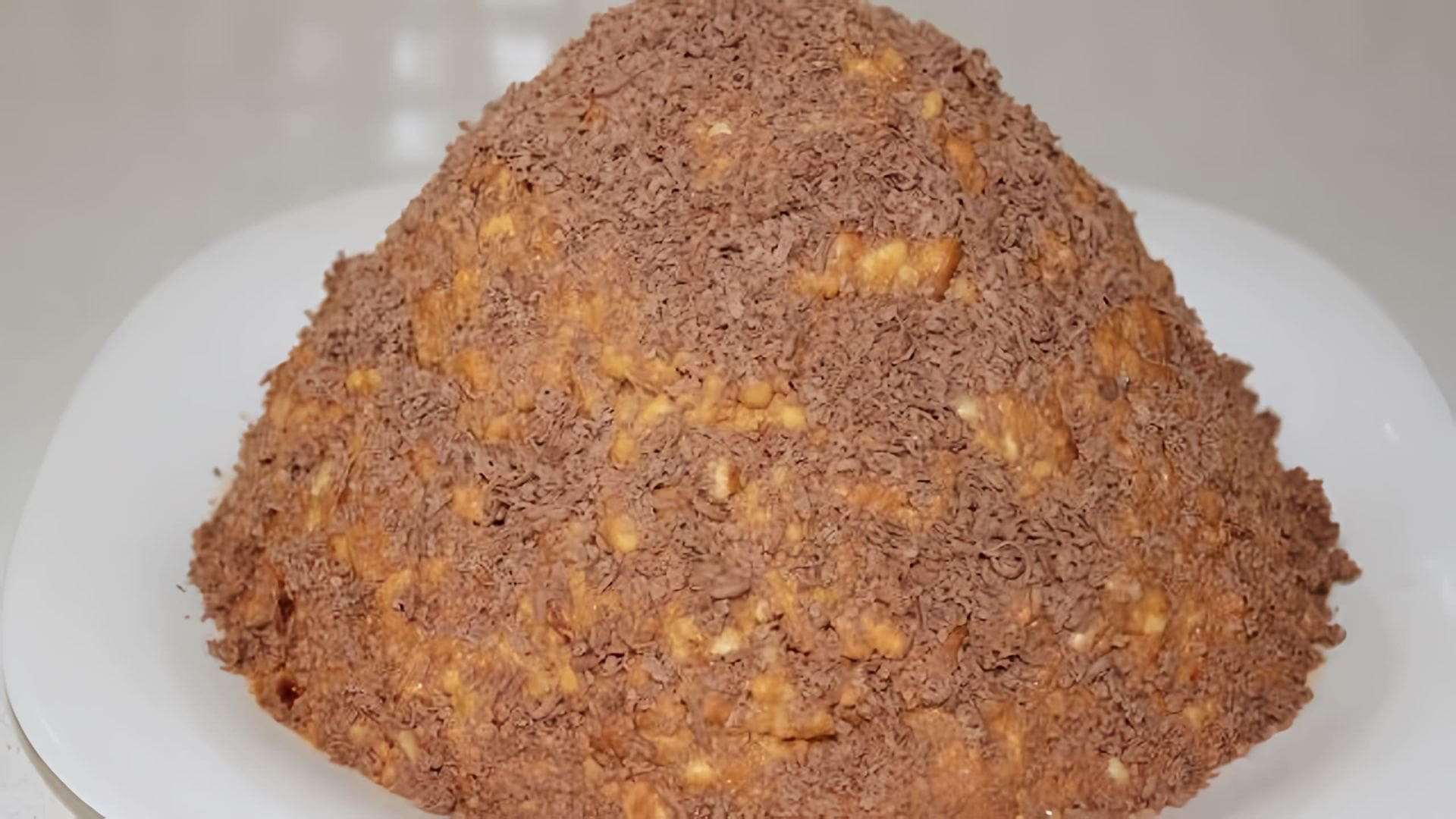 В этом видео демонстрируется рецепт приготовления торта "Муравейник"