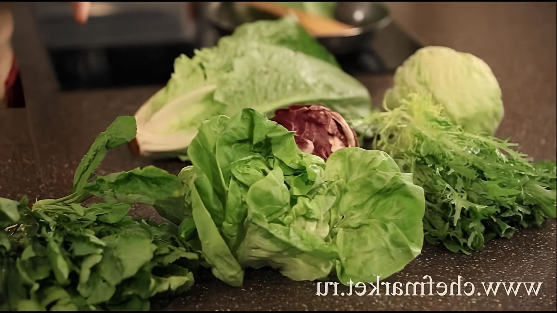 В этом видео рассказывается о различных видах салатов, их характеристиках и способах хранения
