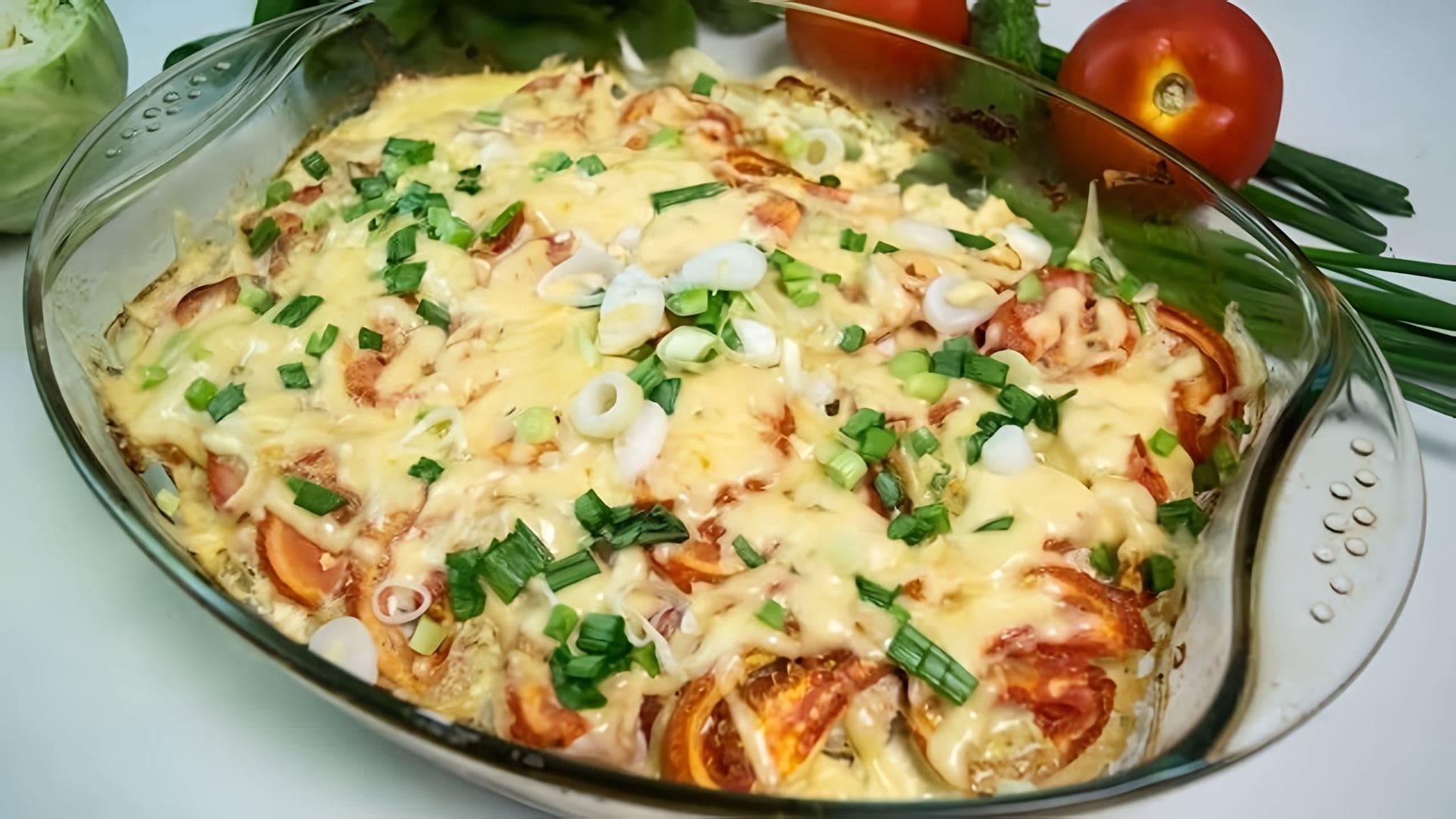 В этом видео демонстрируется процесс приготовления запеканки из картофеля, курицы и помидоров
