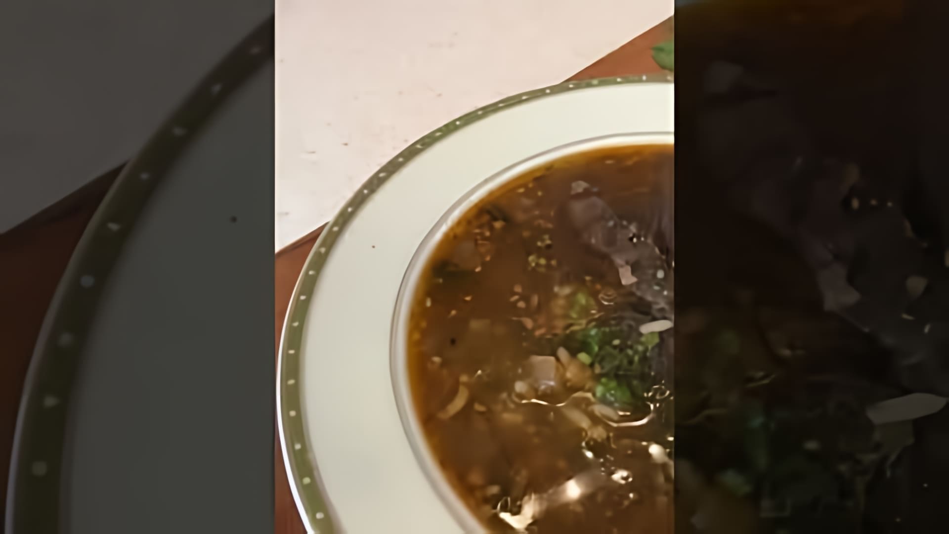 В этом видео демонстрируется рецепт традиционного грузинского супа харчо