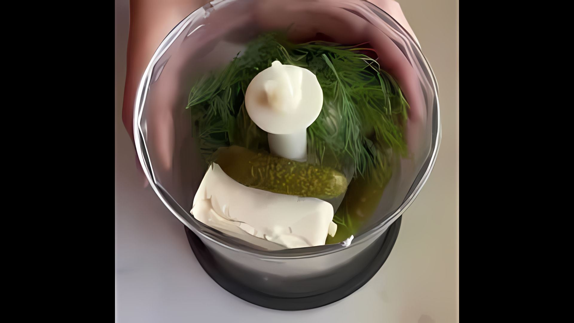 Видео: Типтоп - соус-салат из плавленного сыра, солёного огурца, чеснока и укропа. Рецепт за 3 минуты. 
