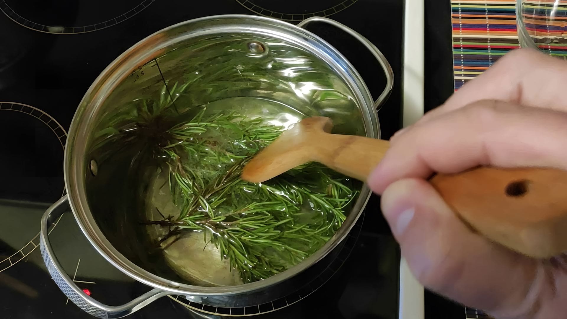 Розмариновая вода для волос как приготовить. Розмариновая вода для волос. Розмариновая вода для волос как приготовить. Розмариновое масло для волос польза. Pravilnaya kosmetika шампунь розовое дерево, корица для всех типов волос.