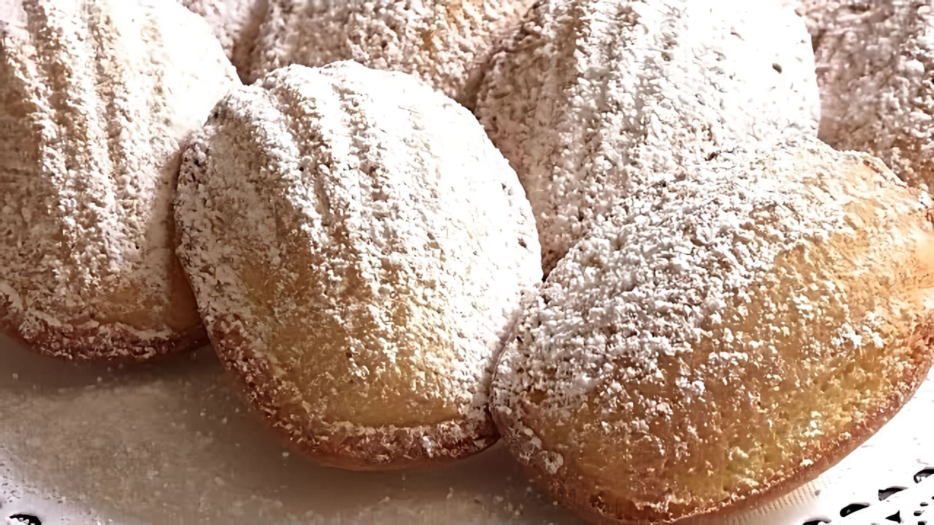 В этом видео демонстрируется рецепт французского печенья "Мадлен"
