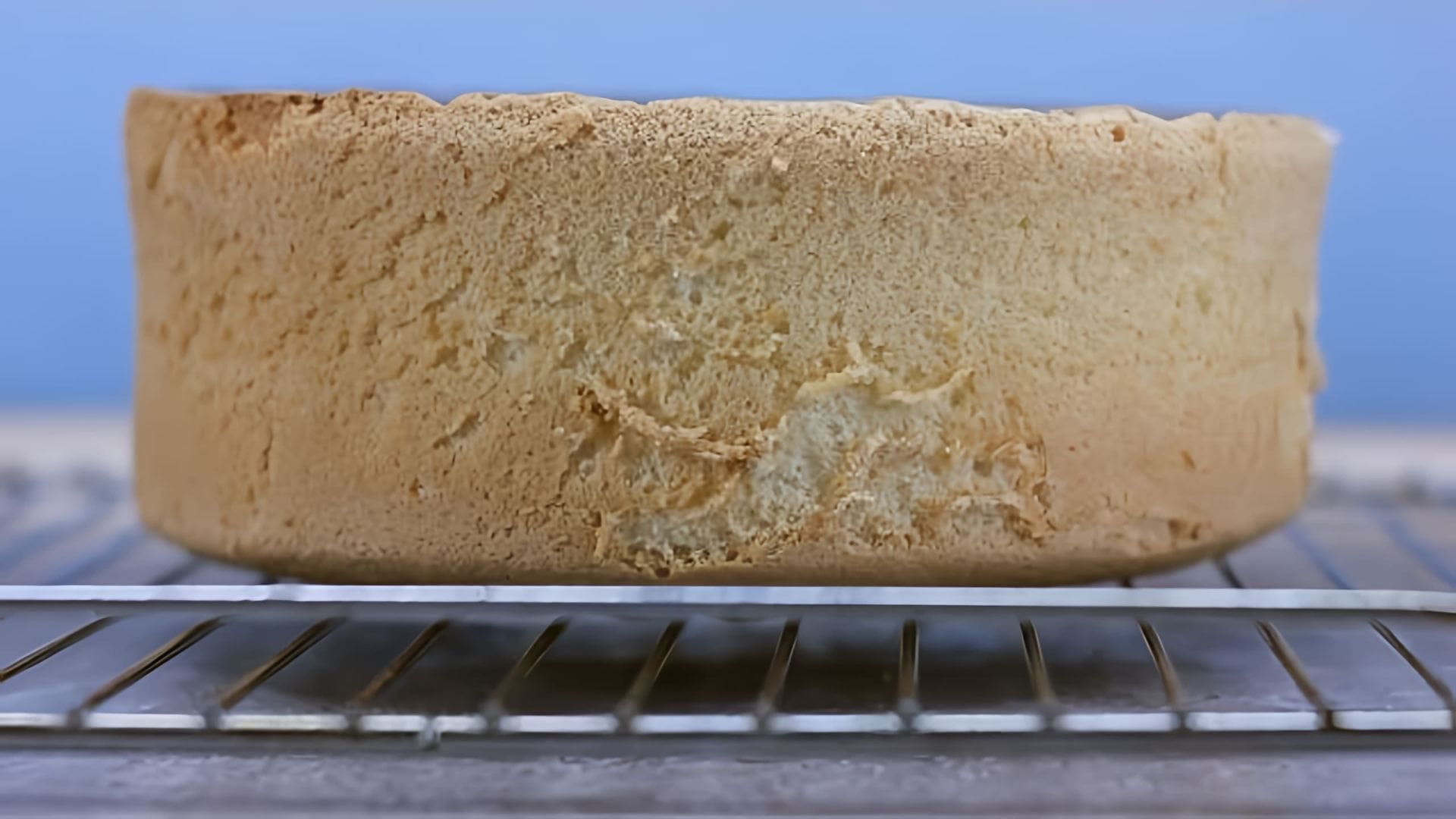 В этом видео демонстрируется рецепт классического ванильного бисквита для торта