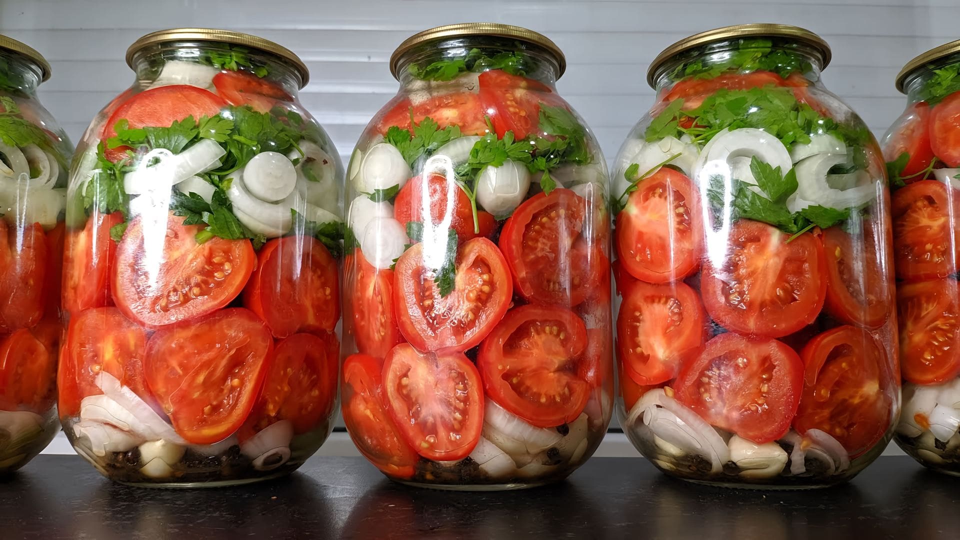 Помидоры на зиму. Сладкие помидоры на зиму. Помидоры кусочками на зиму. Помидоры дольками на зиму. Рассол для помидор.