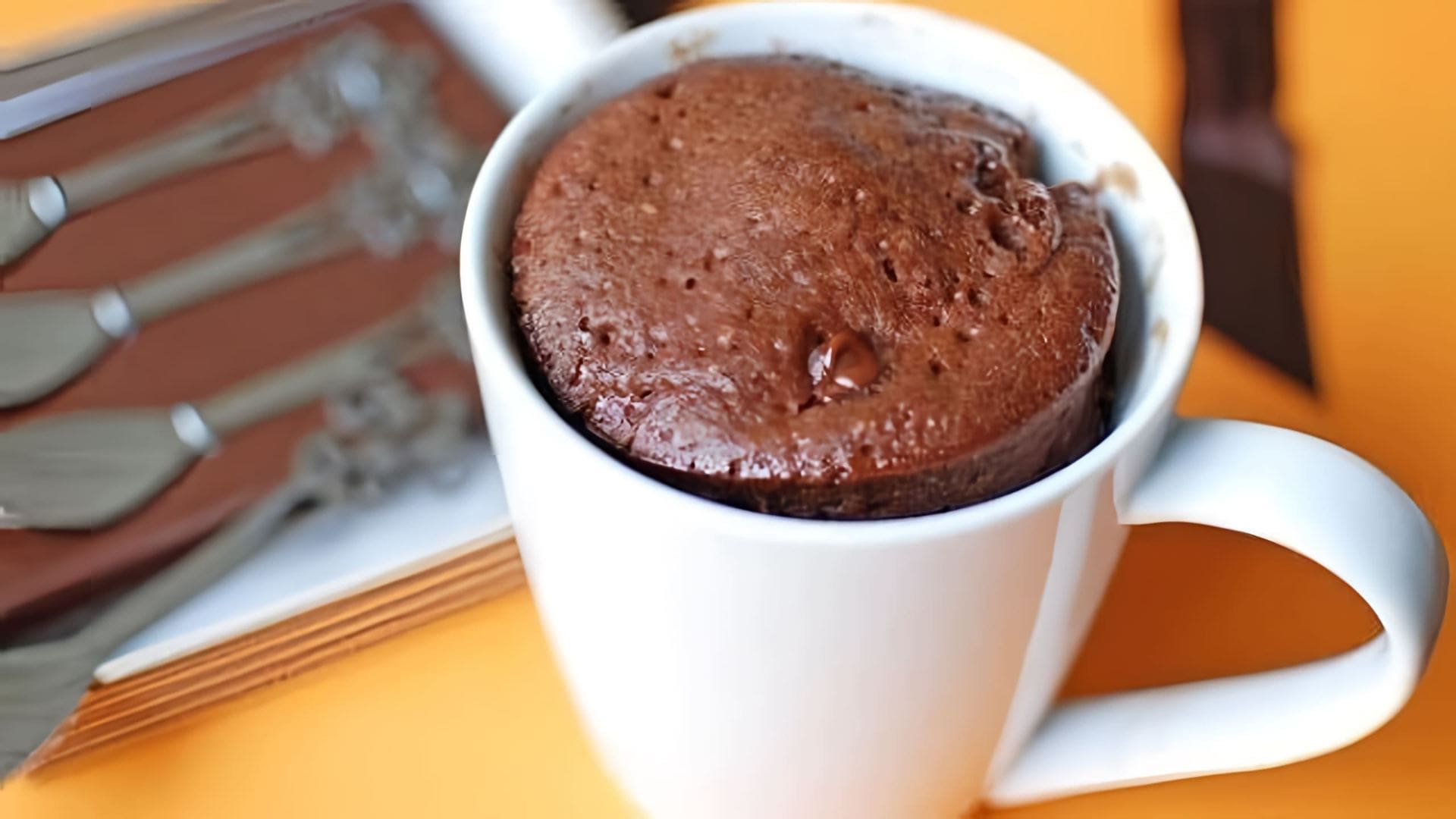 В этом видео демонстрируется рецепт шоколадного кекса, который можно приготовить всего за 3 минуты в микроволновке