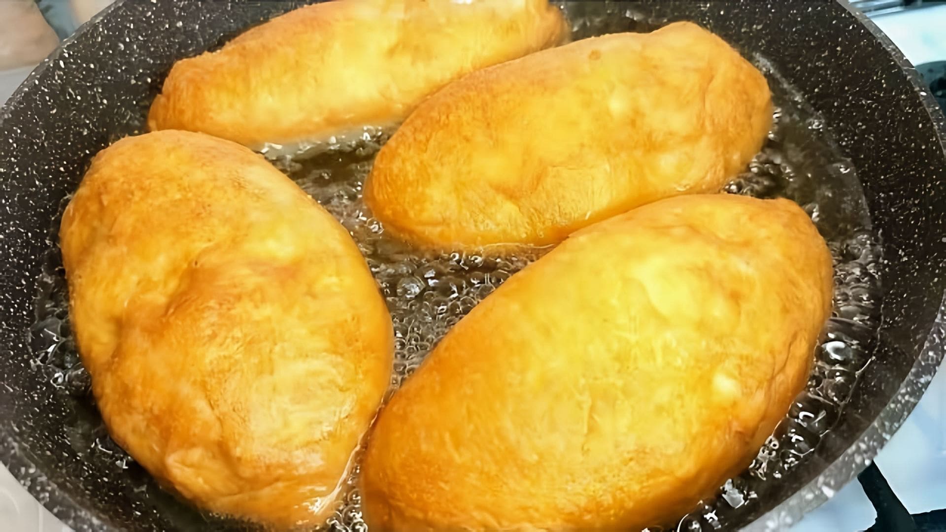 В этом видео-ролике вы увидите, как приготовить вкуснейшие жареные пирожки с картошкой