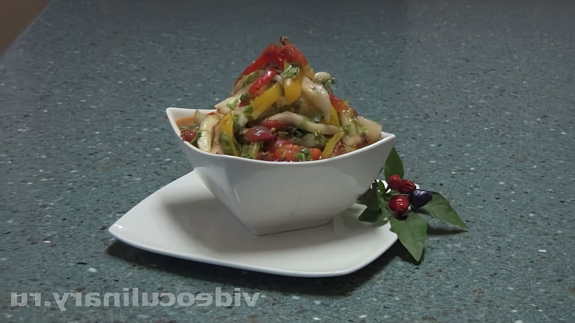 В этом видео демонстрируется рецепт салата из баклажанов по-средиземноморски