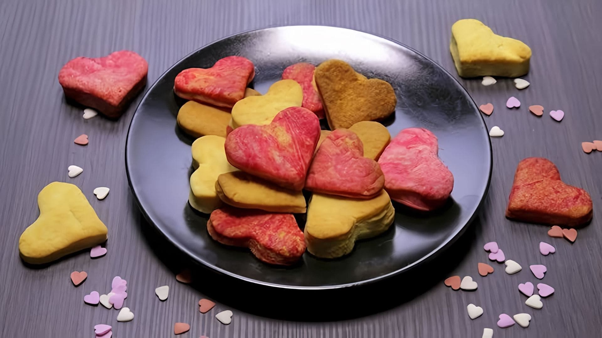 В этом видео-ролике вы увидите, как приготовить печенье в форме сердечек, которые можно использовать в качестве съедобных валентинок