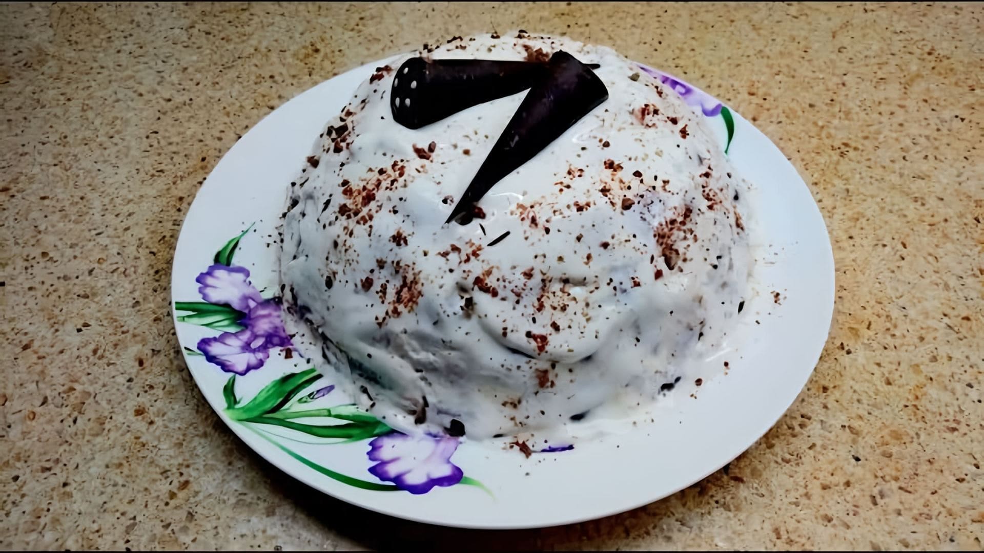 В этом видео демонстрируется процесс приготовления торта "Санчо-Панчо" из пряников