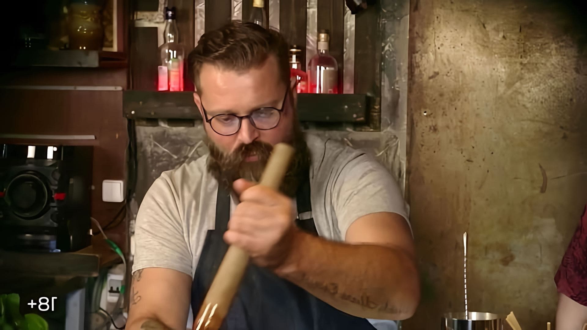 В этом видео Сергей Емельяненко показывает, как приготовить три простых коктейля: классический мохито, мохито с ангостурой и мохито с ромом